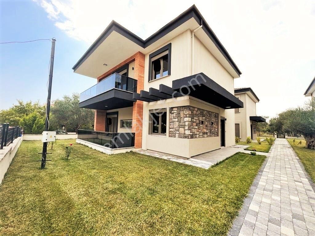 Edremit Güre Satılık Villa  AKÇAY ARAS EMLAKTAN GÜREDE DENİZE 450 METRE 4+1 DUBLEKS VİLLA