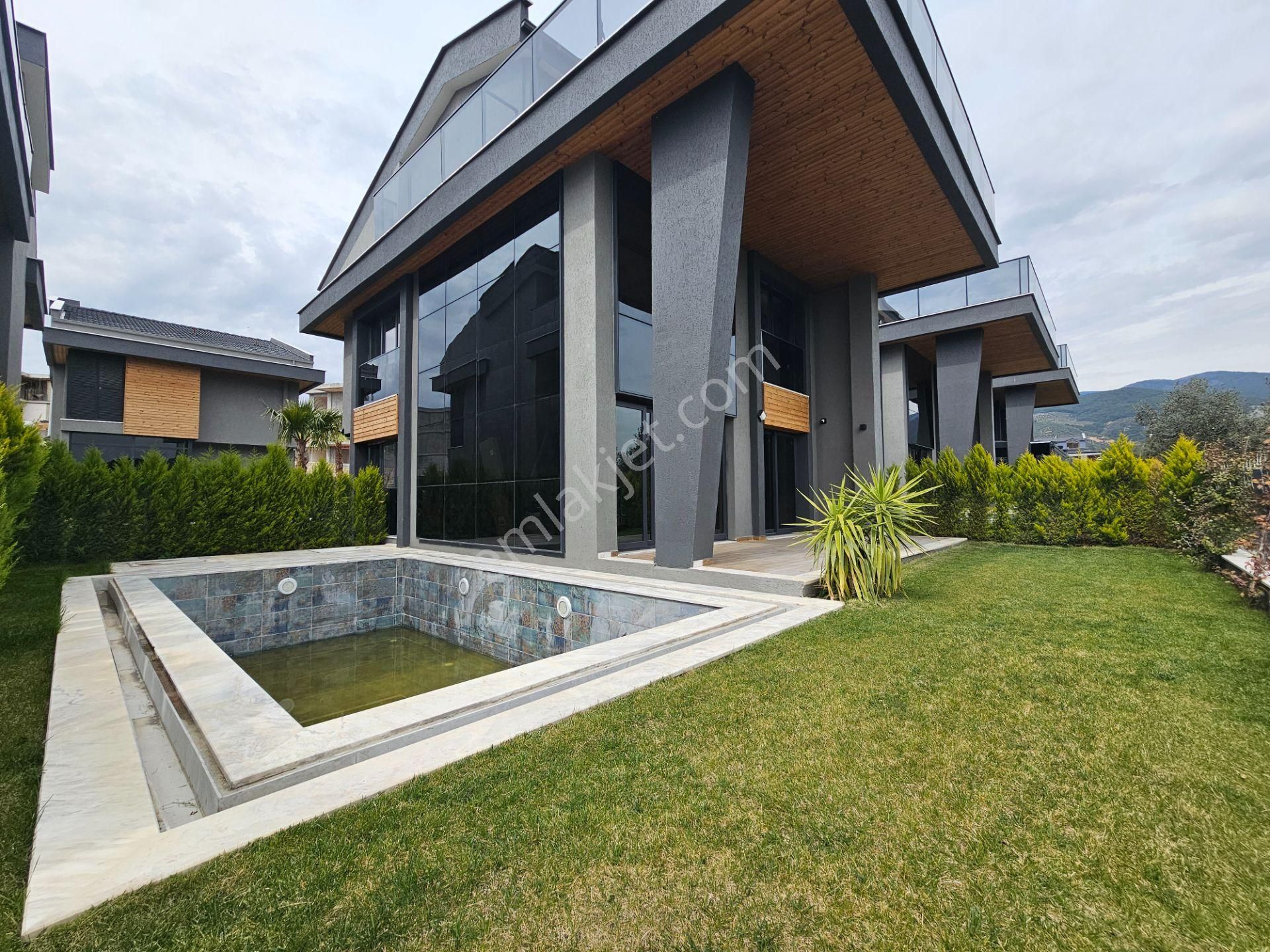 Eu Gayrimenkulden Balıkesir Edremit Güre'de Girişinde Odası Bulunan Mega Lüx 4+1 Teraslı Villa - Görsel 4