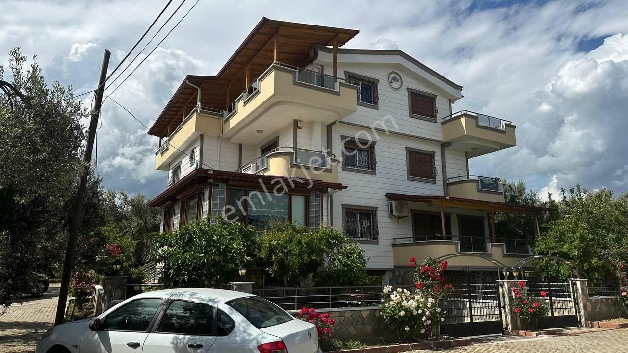 Edremit Güre Cumhuriyet Satılık Villa  GÜREDE 5+1 DENİZE 300 METRE MESAFEDE SATILIK TRİPLEKS VİLLA