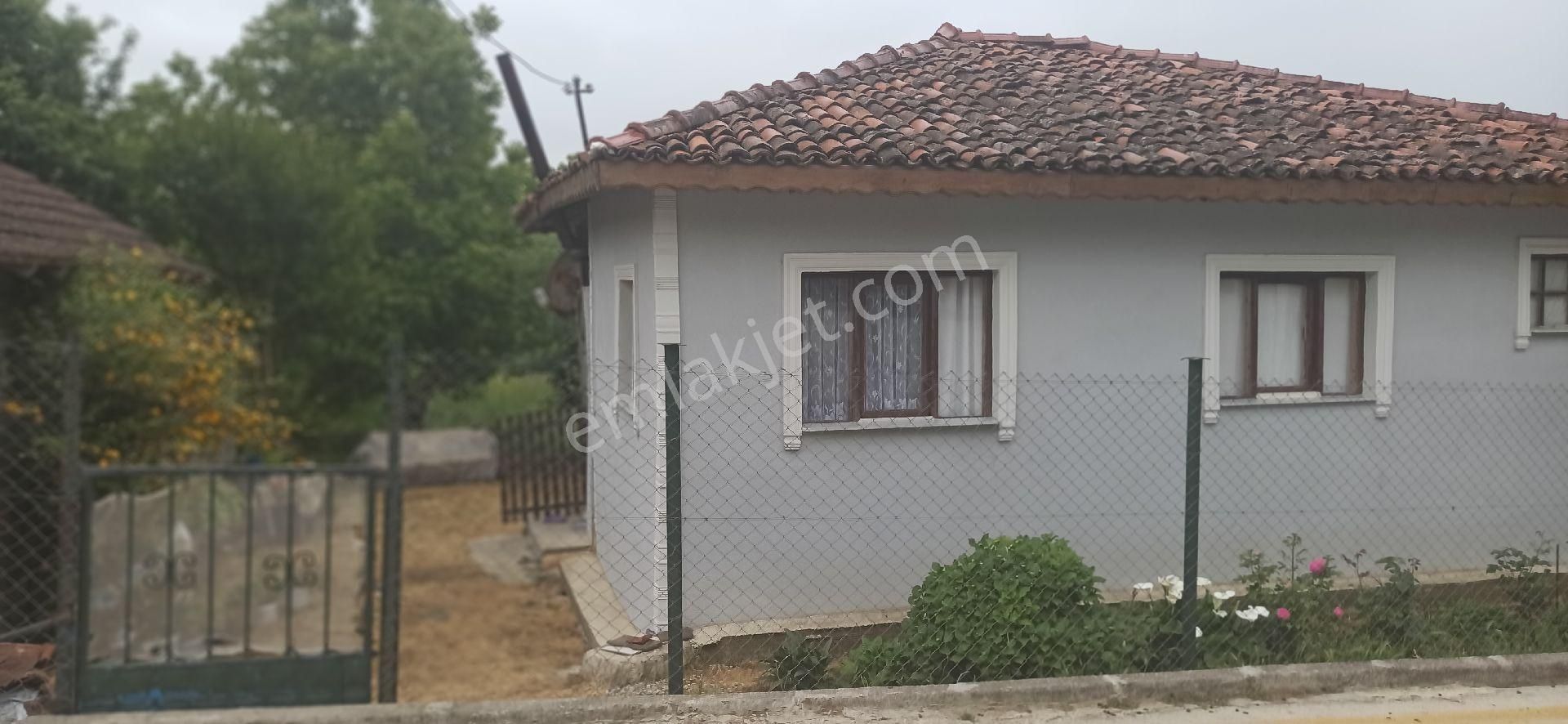 Karamürsel Hayriye Satılık Villa İmarlı Kocaeli Karamürsel Hayriye mahallesi 1250m2 imarlı arsa icinde ev 