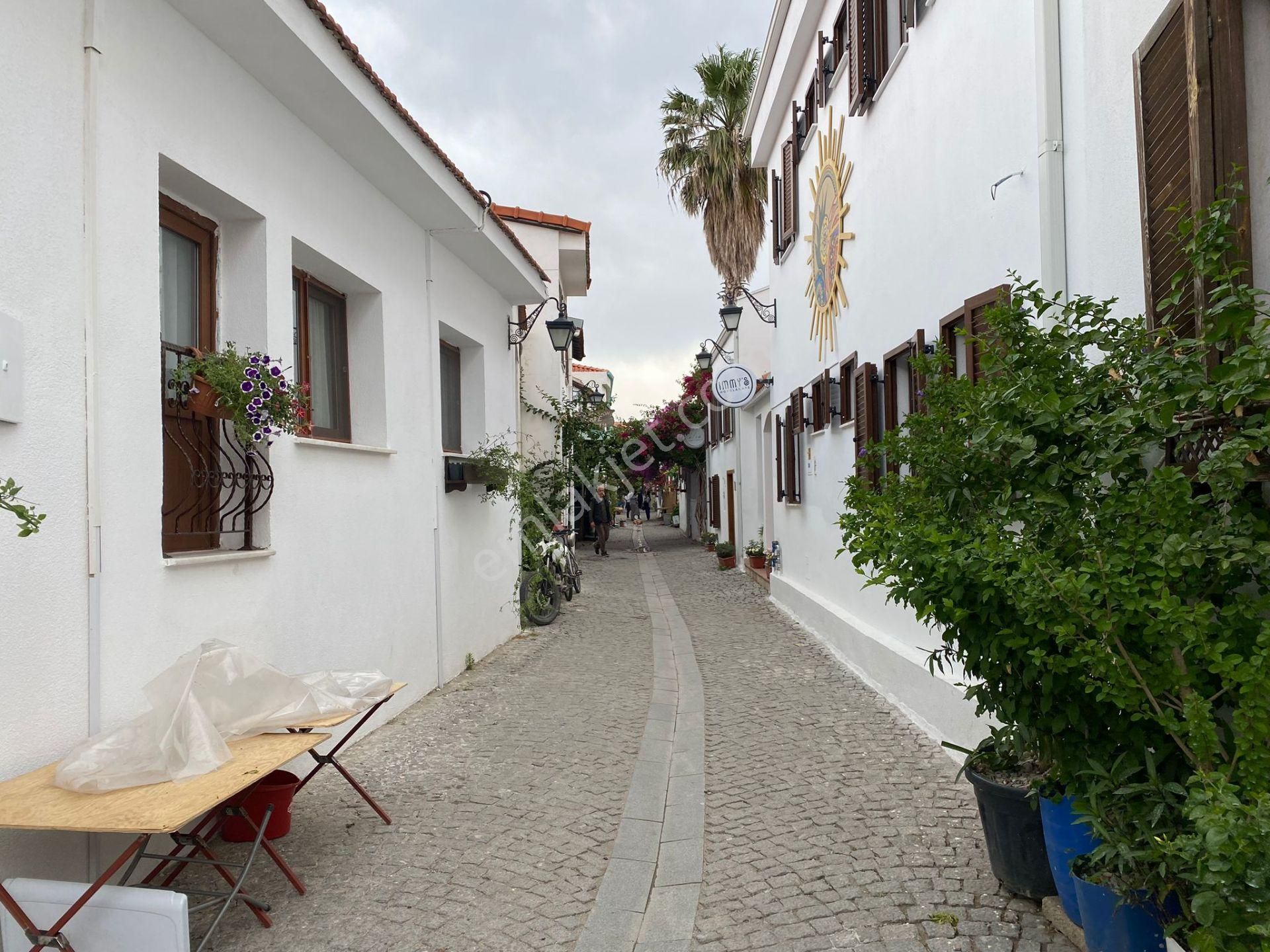 Seferihisar Sığacık Satılık Müstakil Ev  Sığacık Kale İçinde Köşe Konumda 120 M2 Satılık Kale Evi