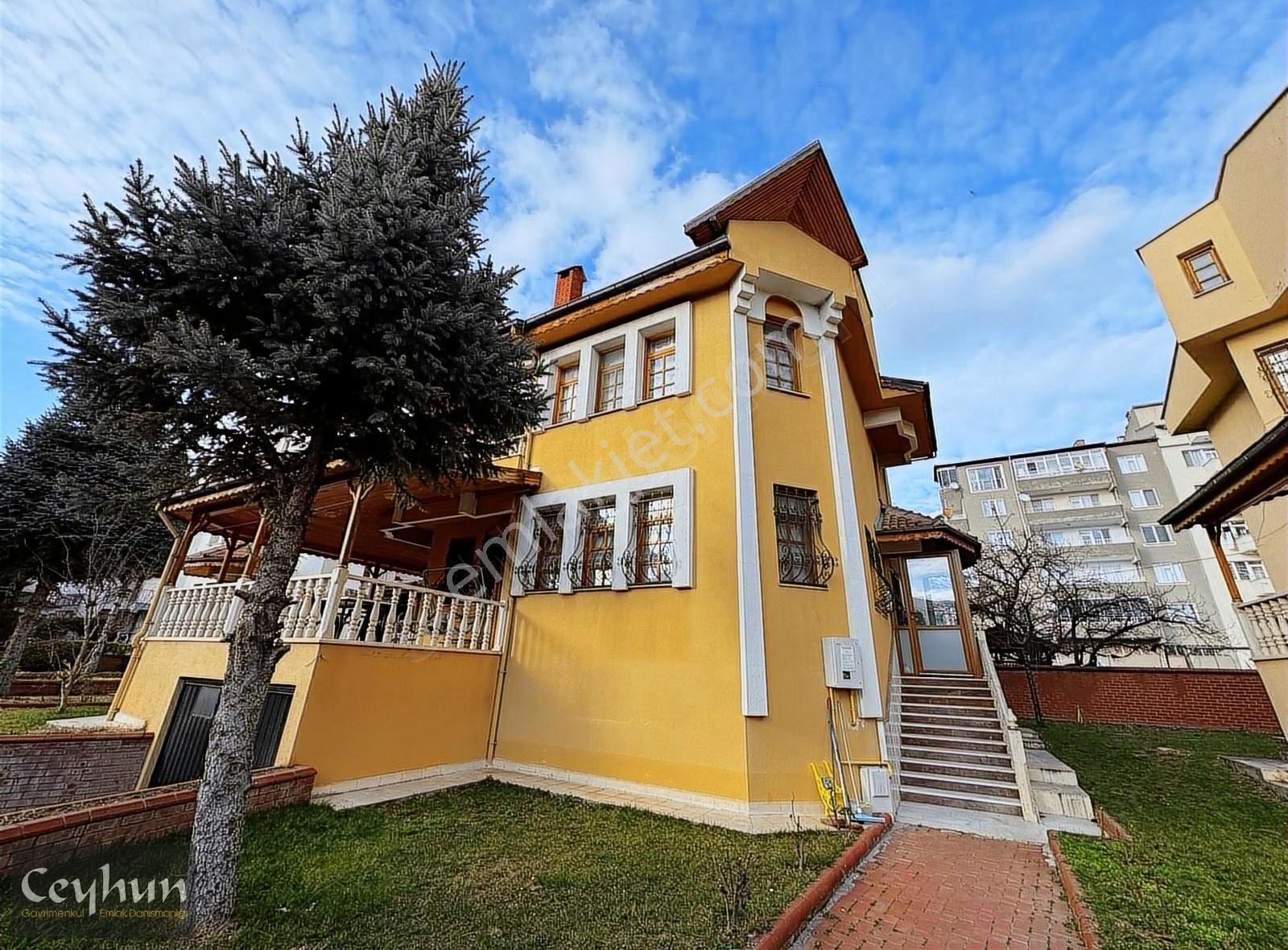 Tokat Merkez Karşıyaka Satılık Villa DEDEMAN OTEL YANINDA BAHÇELİ GARAJLI 7+1 SATILIK TRİPLEX VİLLA