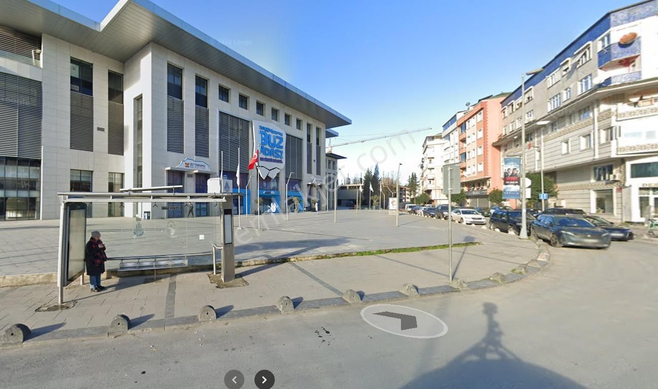 Zeytinburnu Veliefendi Satılık Daire  Marcity'den Veli efendi Buz Pisti Civarı 11 Yıllık 2+1 Daire