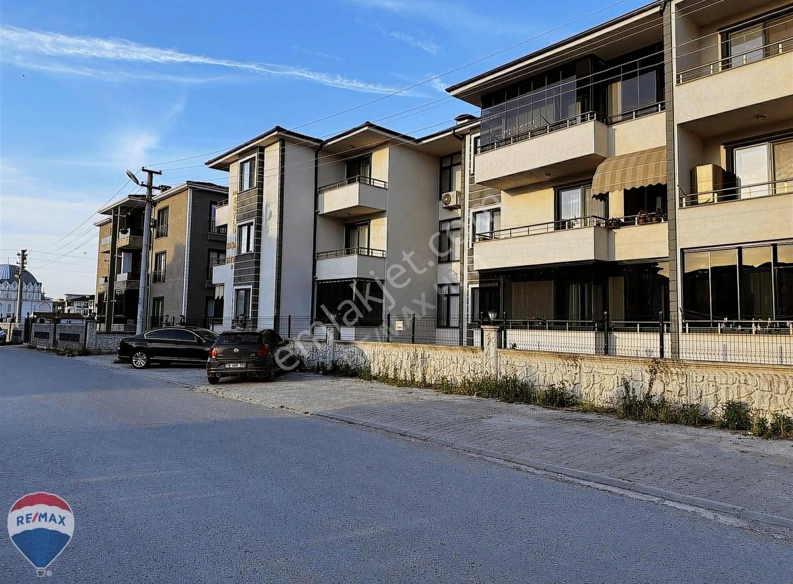 Adapazarı Güneşler Merkez Satılık Daire REMAX HÜR İLKE AYDAŞ'TAN YENİ STAD YAKINI GİRİŞ KAT 2,5+1 DAİRE