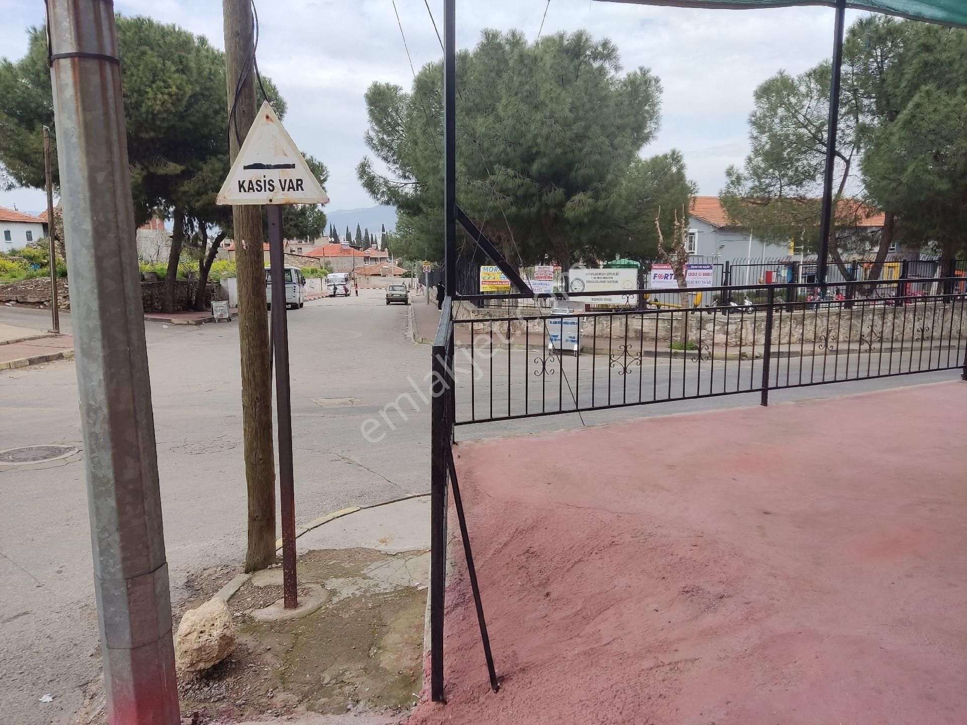 Alaşehir Menderes Kiralık Ofis Alaşehir sarıkız meydanında okul karşısı dükkan büro