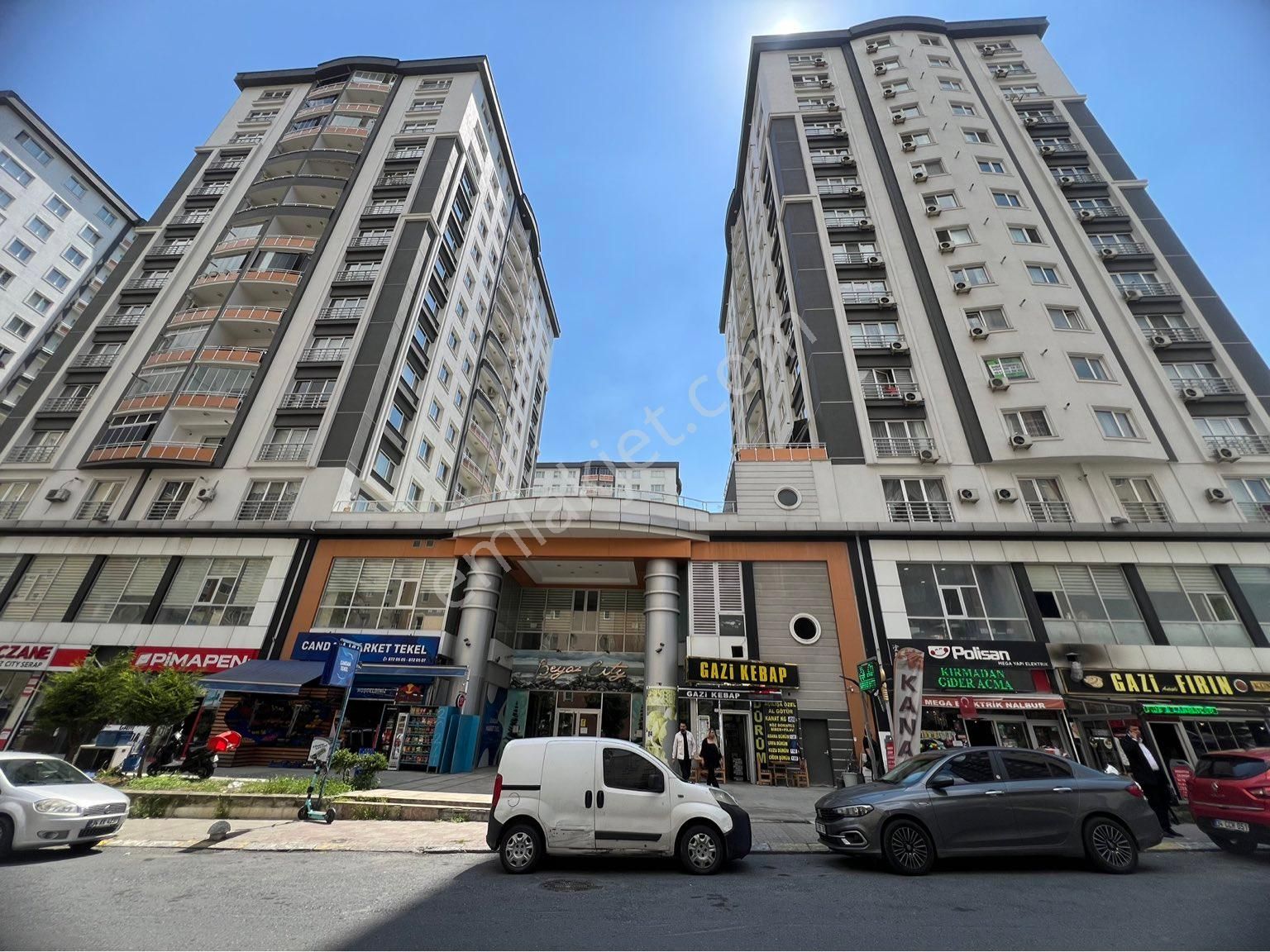 Beylikdüzü Barış Satılık Daire BEYLİKDÜZÜ BEYAZ CITY KONAKLARINDA HAVUZ CEPHE 2+1 AÇIK MUTFAK SATILIK