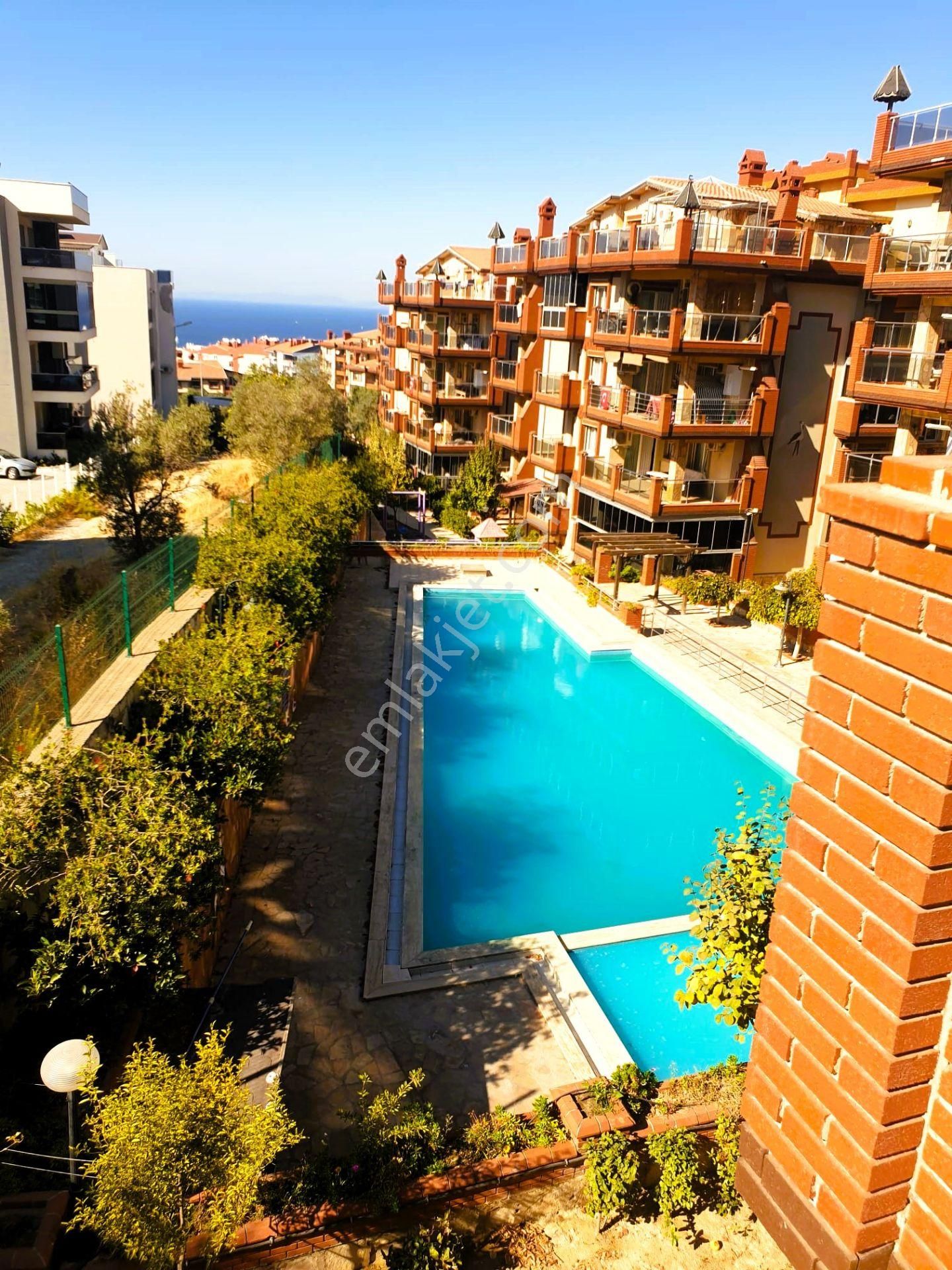 Kuşadası Ege Satılık Daire  KUŞADASI EGE MH. DE ARAKAT HAVUZLU SİTEDE 2+1 BAKIMLI DAİRE