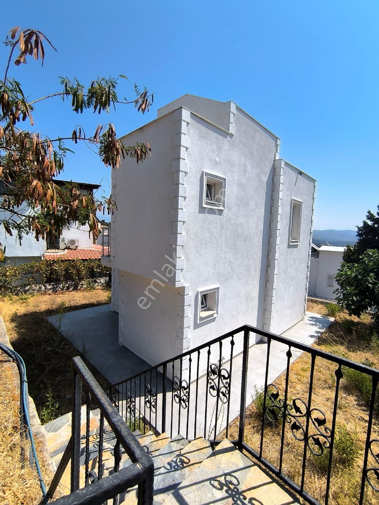 Milas Boğaziçi Satılık Villa  Gümüşkum Sitesinde Müstakil Masrafsız Dubleks Villa 