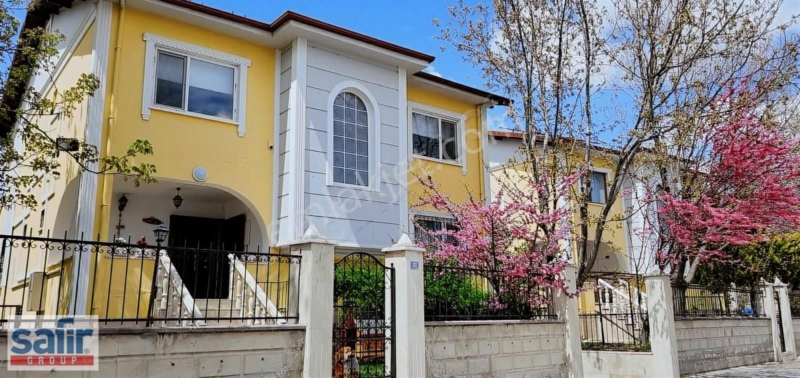 Afyonkarahisar Merkez Ali İhsan Paşa Satılık Villa 7+1 BAKIMLI,SİTE İÇERİSİNDE,KAPALI GARAJI BULUNAN,BAHÇELİ VİLLA