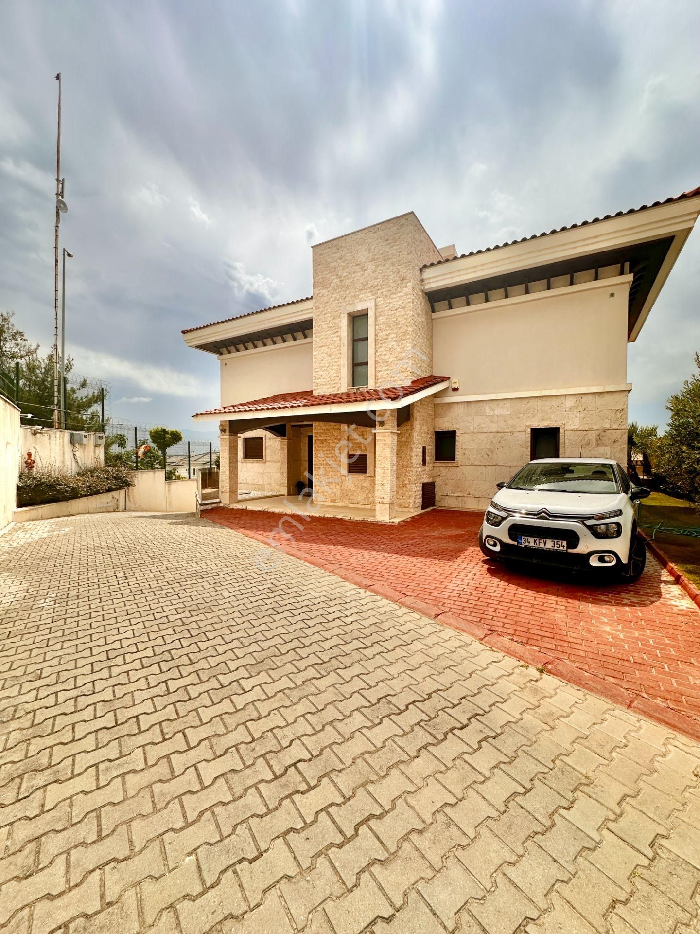 Kuşadası Soğucak Satılık Villa  Soğucakta Panoramik Manzaralı 4+1 Villa