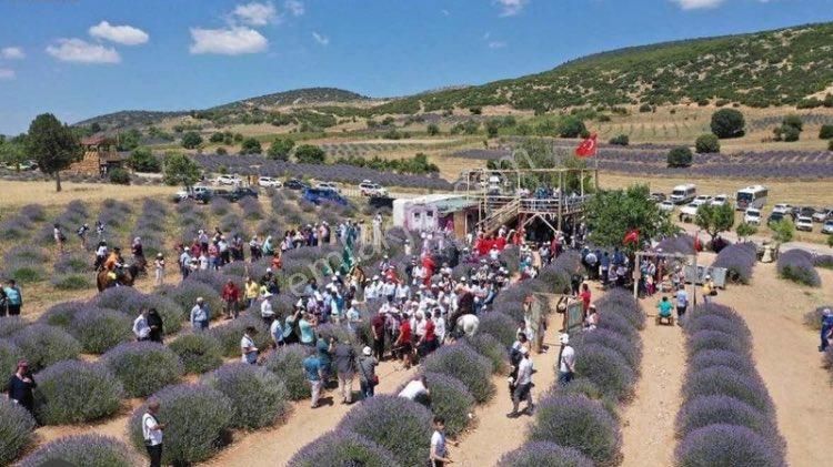 Keçiborlu Kuyucak Köyü Satılık Tarla LAVANTA KÖYÜNDE YOL ÜSTÜ TURİZM İŞLETMELİ YER