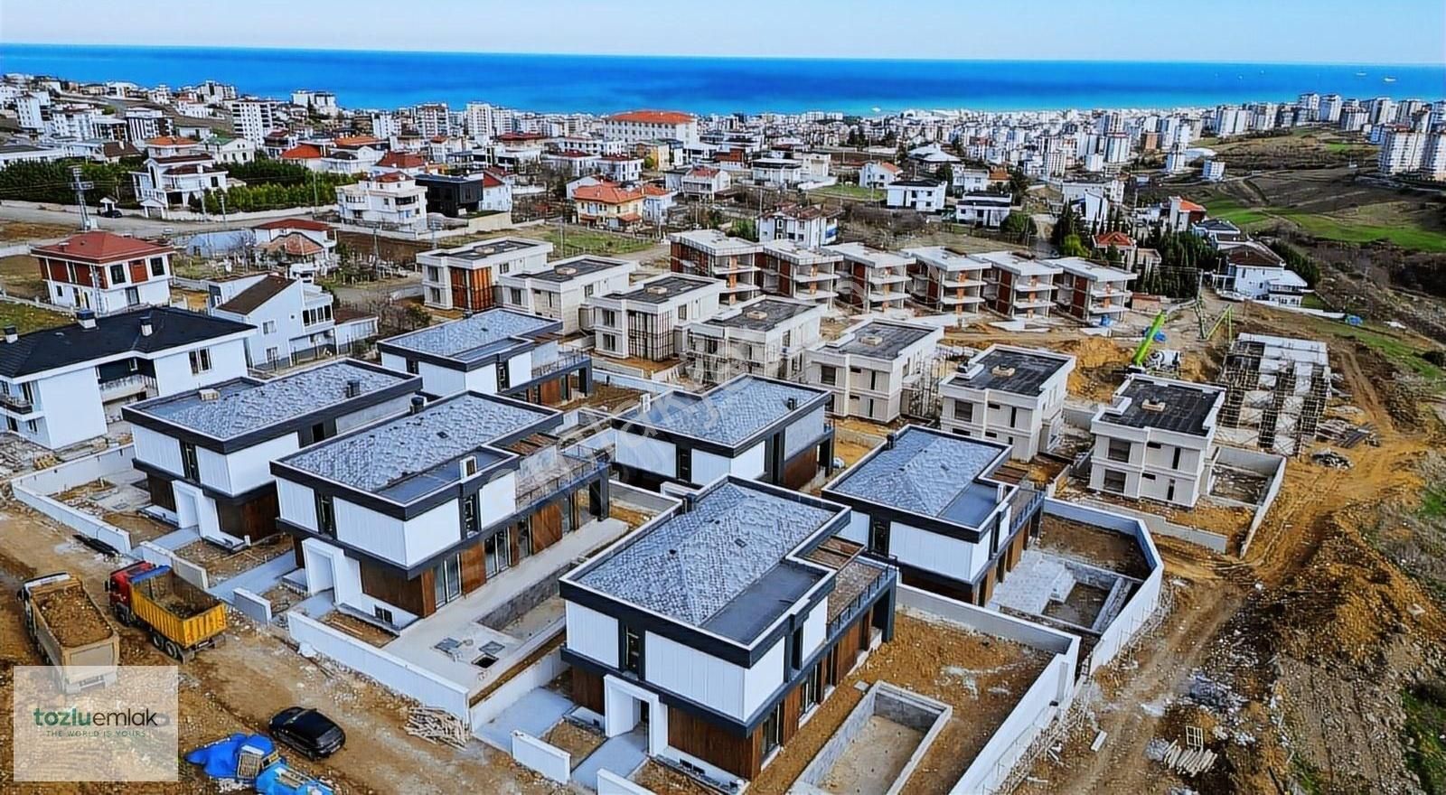 Atakum Alanlı Satılık Villa TOZLUEMLAK'TAN ALANLIDA DENİZ MANZARALI 300M2 HAVUZLU 5+1 VİLLA