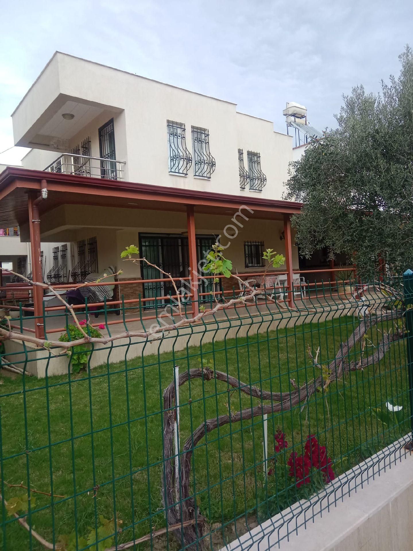 Kuşadası Karaova Kiralık Yazlık Sahile ve AVM ye yürüme mesafesinde 3+1 bahçeli eşyalı yazlık.