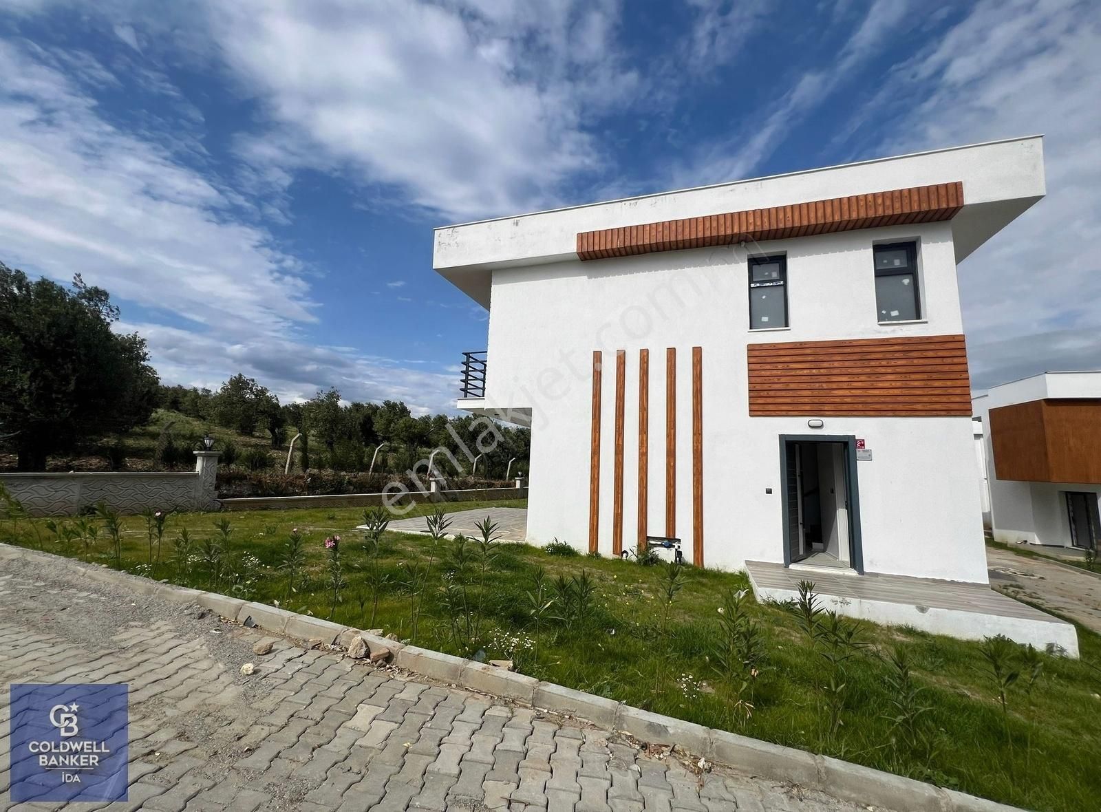 Gömeç Kemalpaşa Satılık Villa Gömeç Denizkent sitesin de satılık 3+1 köşe villa