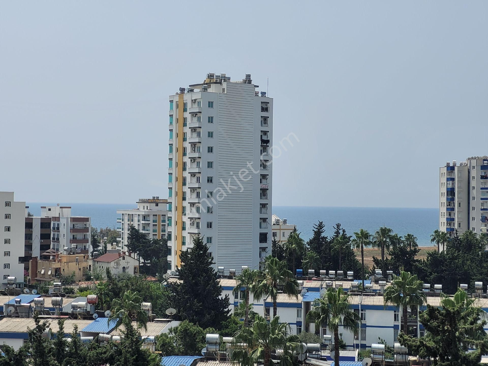 Deniz manzaralı havuzlu site'de yıllık ödemeli kiralık daire