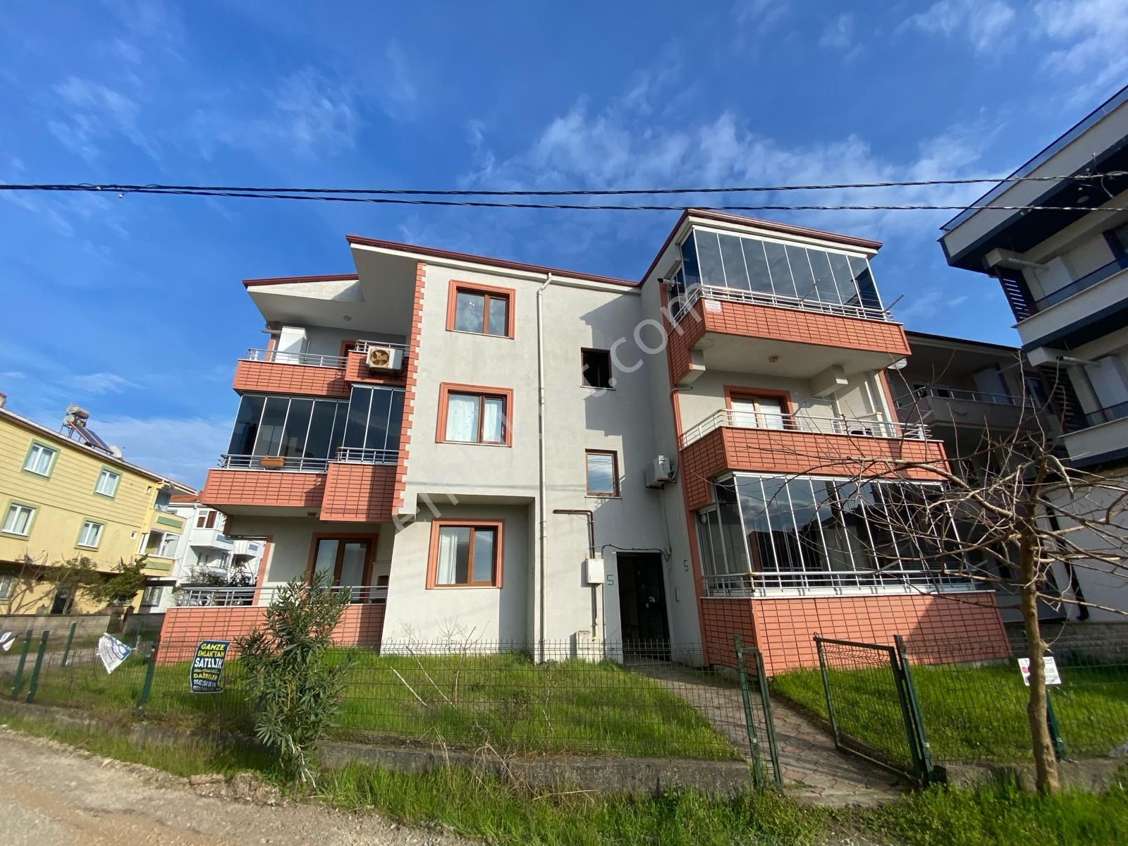 Karasu Yalı Satılık Daire  PLAJ MERKEZDE DENİZ MANZARALI ÖNÜ AÇIK SATILIK 2+1 FIRSAT DAİRE