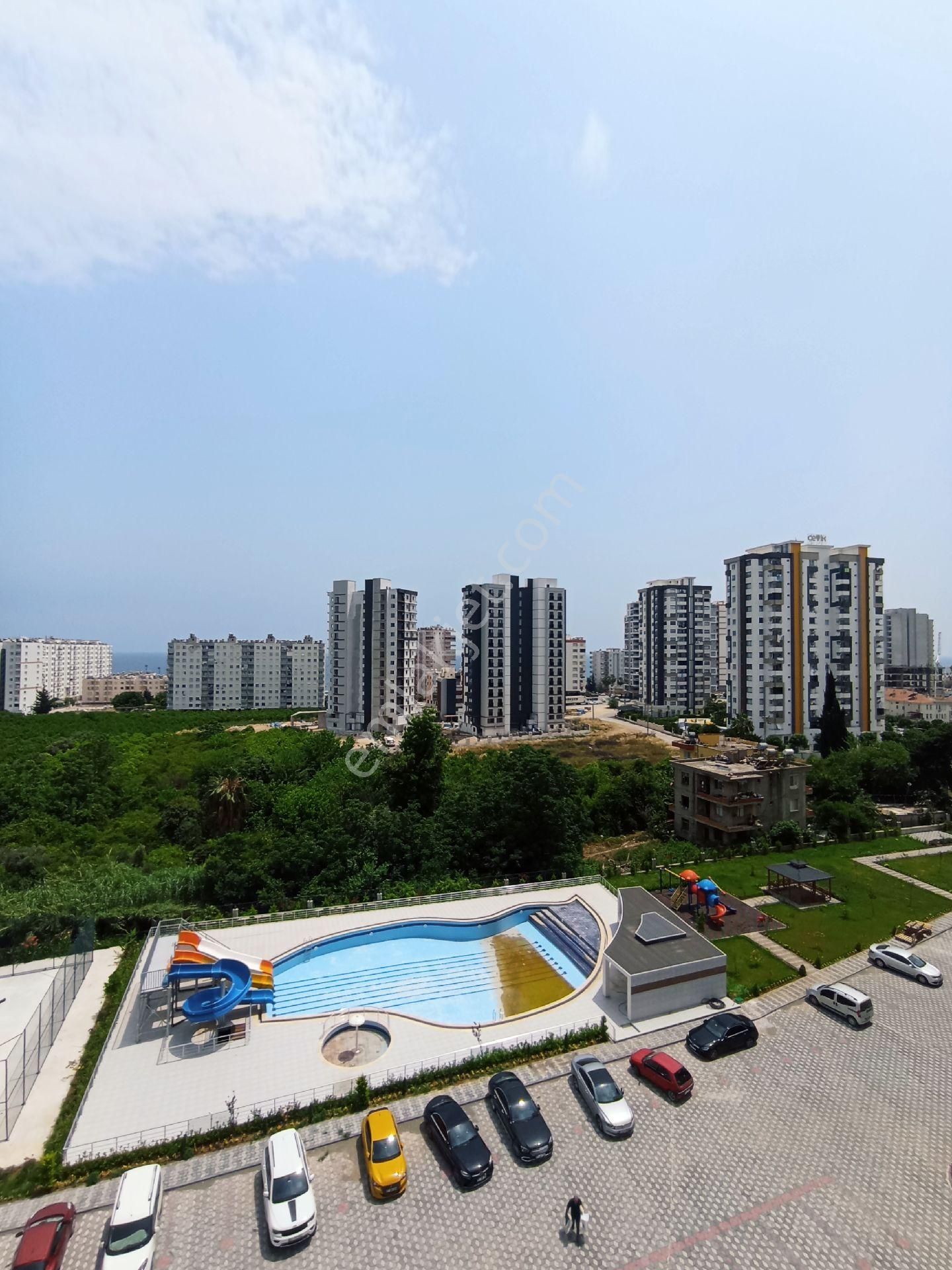 Bee gayri̇menkulden si̇te i̇çeri̇si̇ havuzlu dağ ve deni̇z manzarali 2+1 eşyali dai̇re