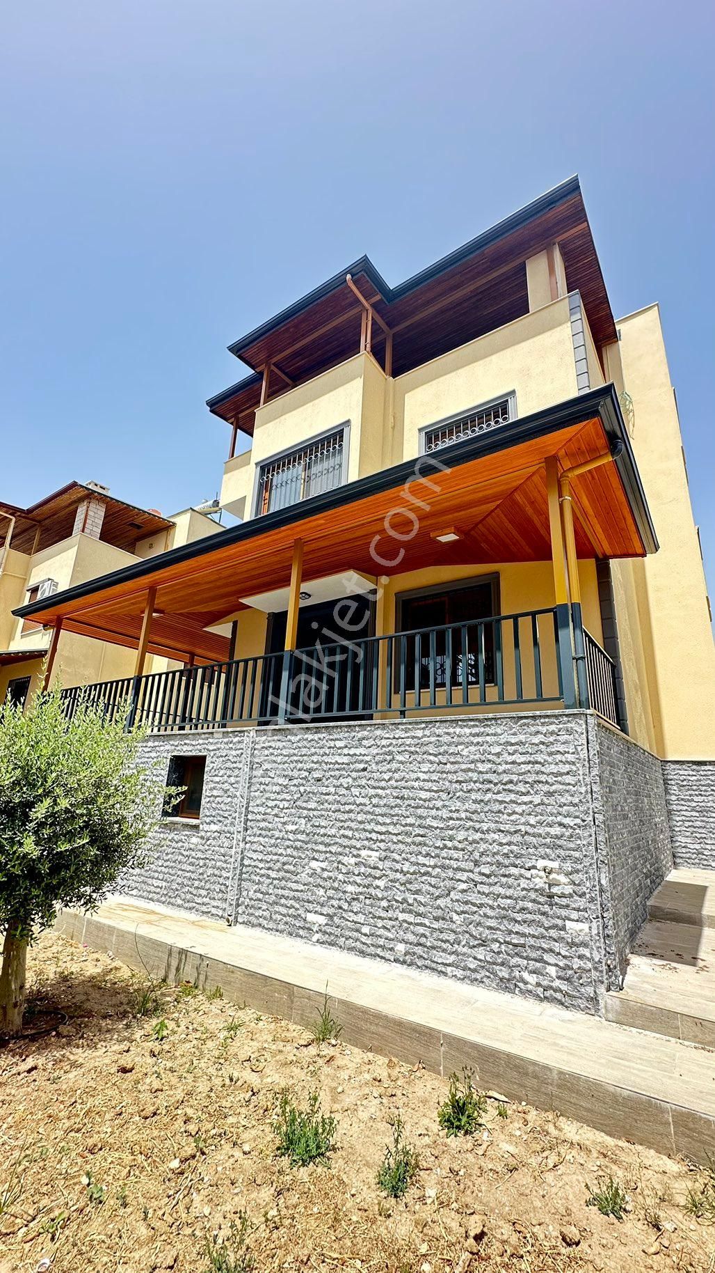 Didim Fevzipaşa Satılık Villa Denizi 150 metre mesafede 500 metre arsa içinde deniz manzaralı 4 + 1 villa