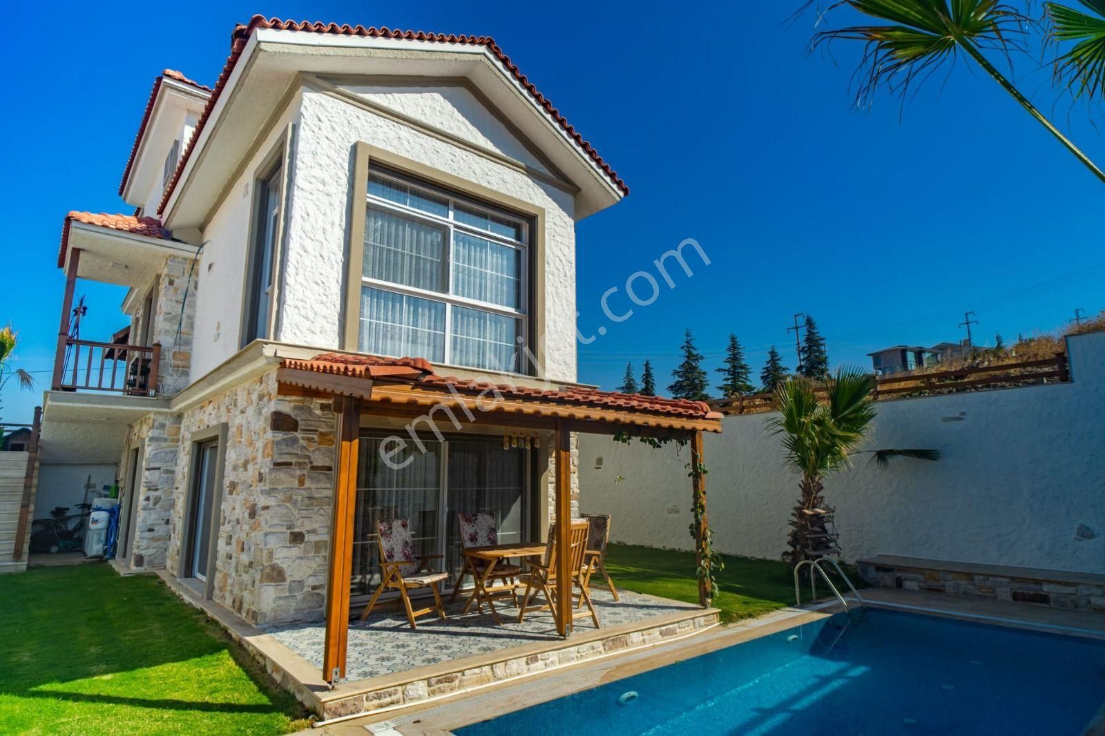 Foça Yenibağarası Satılık Villa  VİOLET FOÇAKÖY'DE ÖZEL HAVUZLU MÜSTAKİL SATILIK VİLLA