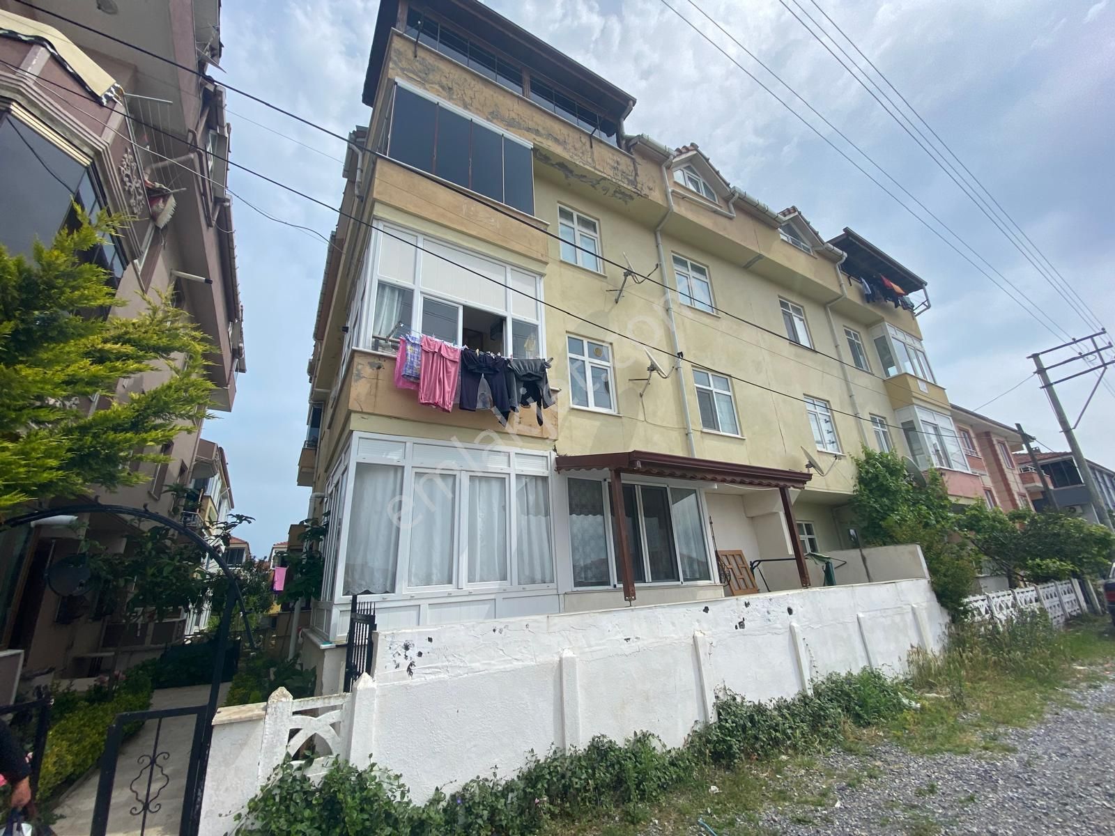 Karasu Yalı Satılık Daire  32 EVLERDE ARA KAT 2+1 SATILIK DAİRE