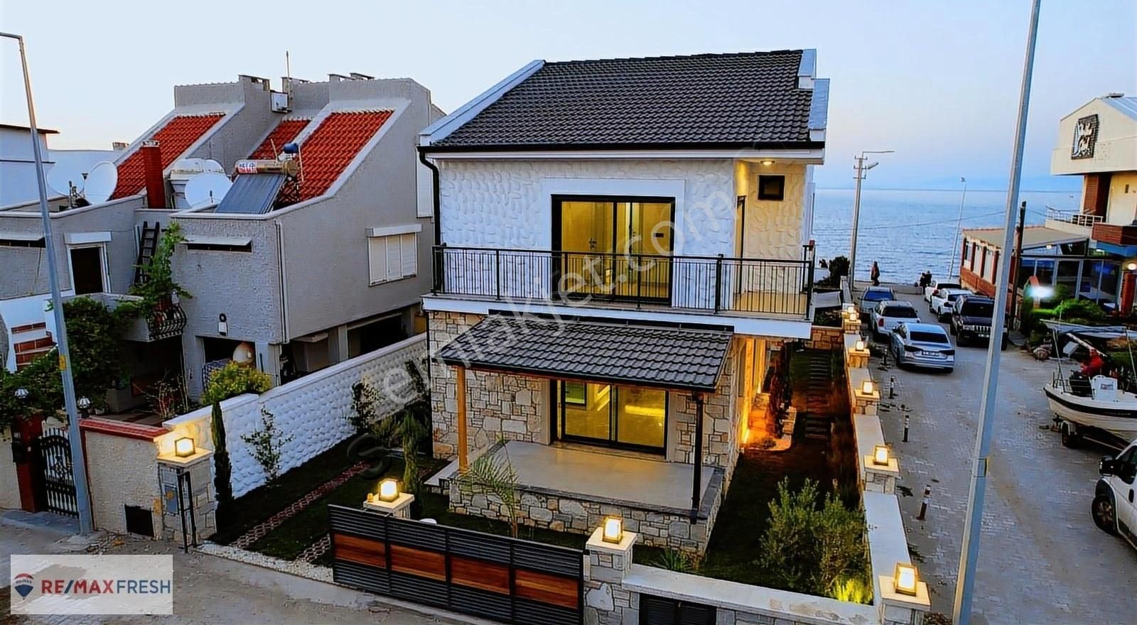 Urla Atatürk Denize Sıfır Satılık Villa Urla Atatürk Mahallesi'nde Denize Sıfır Modern Villa