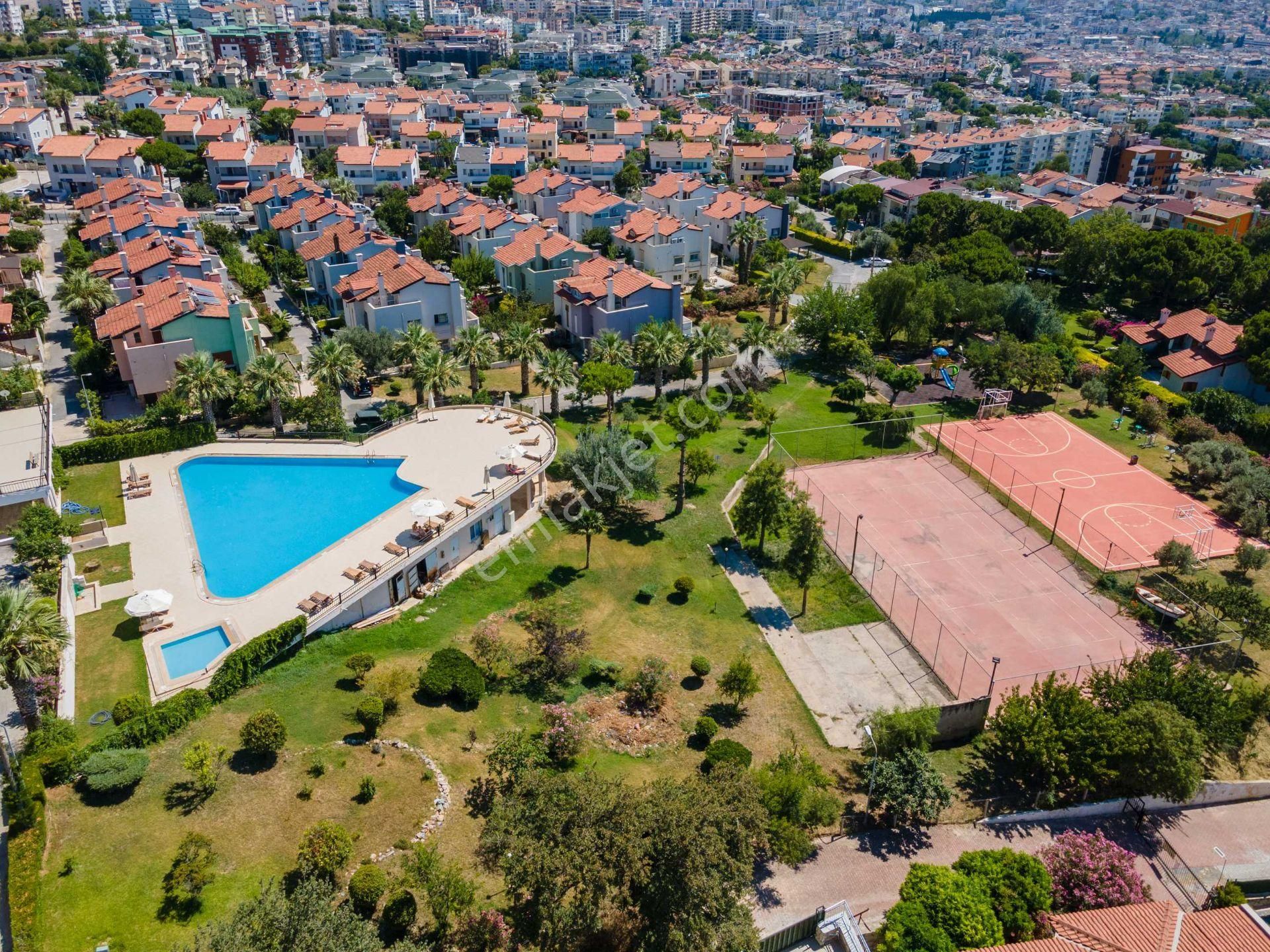 Kuşadası Türkmen Satılık Villa Kuşadası Marina Bölgesi Çağrı Sitesinde Kesintisiz Deniz Manzaralı 5+1 Villa