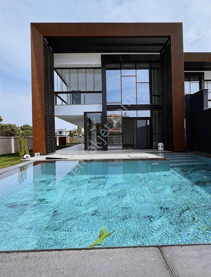 Çeşme Şifne Satılık Villa FB Gayrimenkul'den Eşsiz Tasarımı ile Müstakil Lüx Havuzlu Villa
