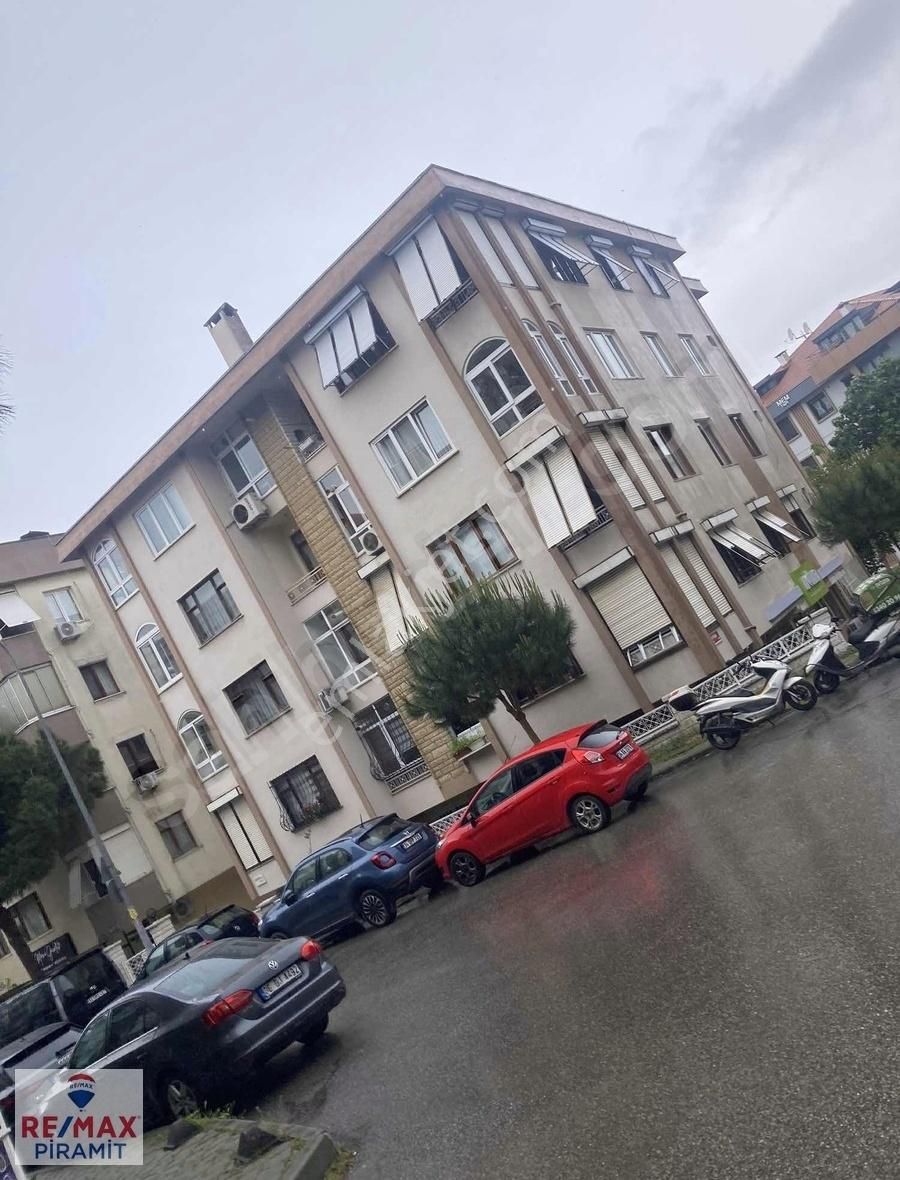 Üsküdar Acıbadem Marmaraya Yakın Kiralık Daire Raufpaşa sokakta Şirin Bahçe katı