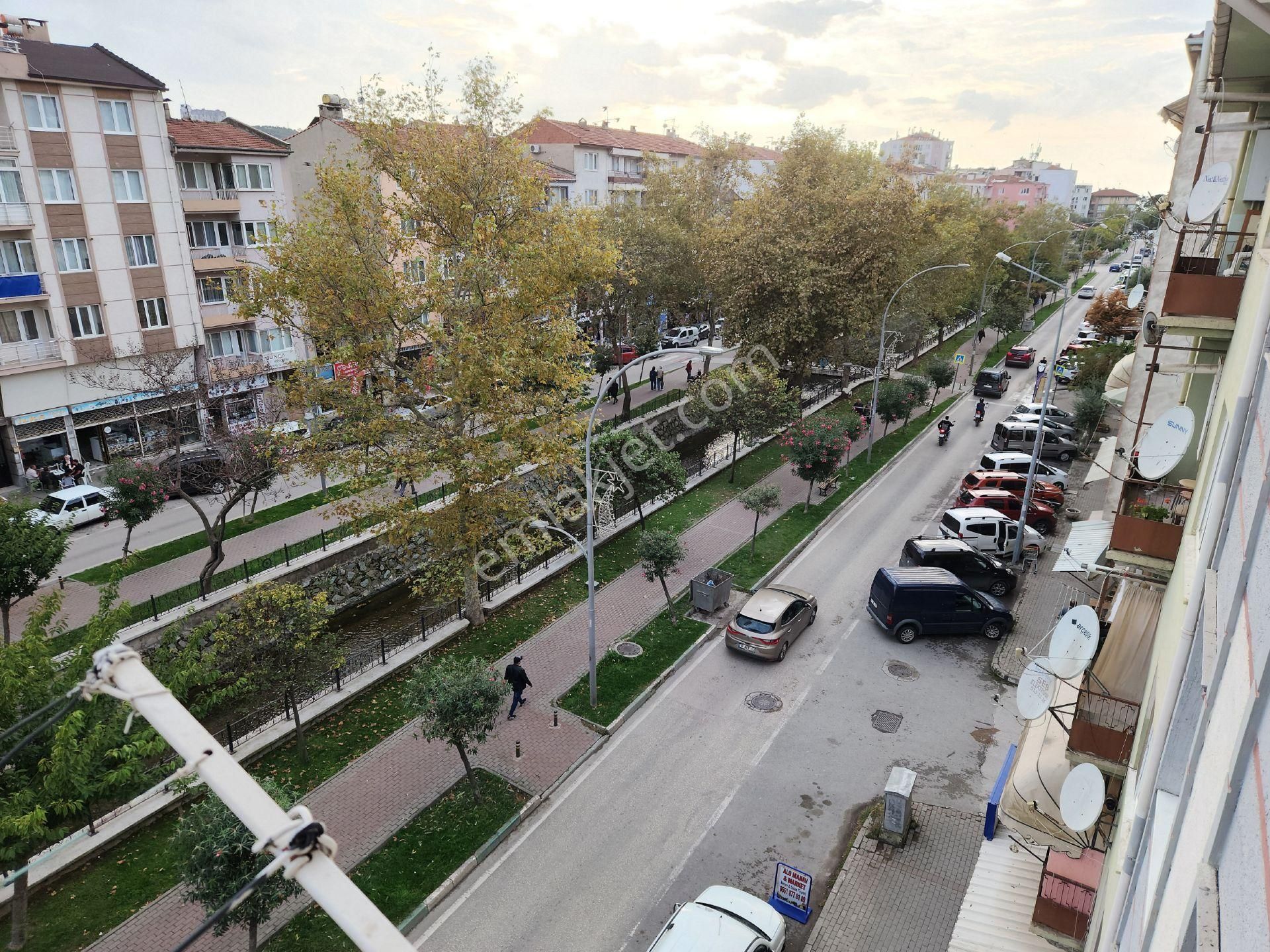 Gemlik Eşref Dinçer Satılık Daire KOMİSYONSUZ MERKEZDE DOĞA VE ŞEHİR MANZARALI