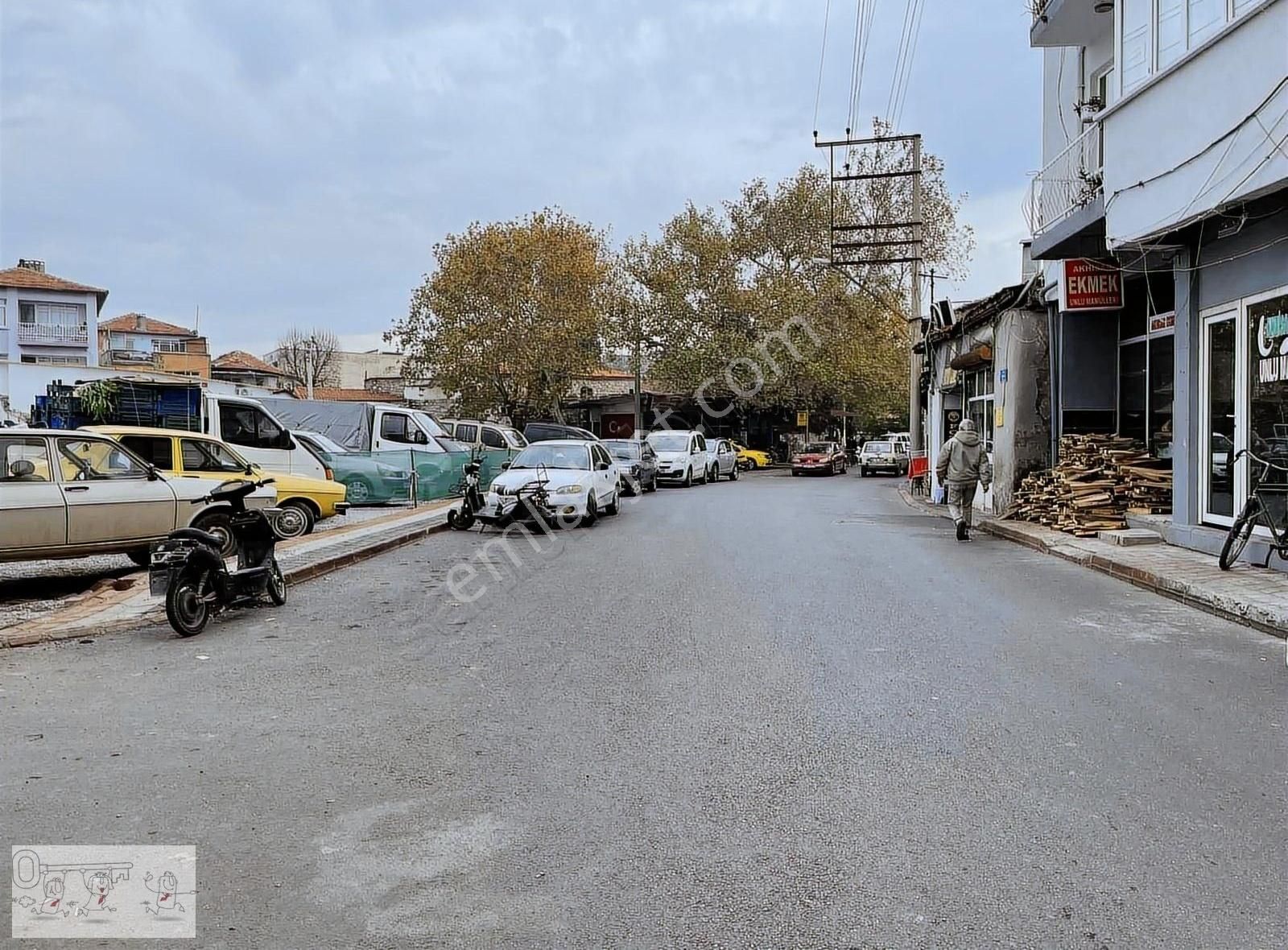 Akhisar Ulu Camii Satılık Ticari İmarlı ŞEHRİN EN HAREKETLİ NOKTASINDA 185 M2 SATILIK ARSA