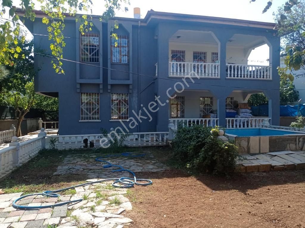 Bağlar Bağcılar Satılık Villa SAFİR EMLAK'TAN DEMETEVLERDE 5+1 SATILIK VİLLA