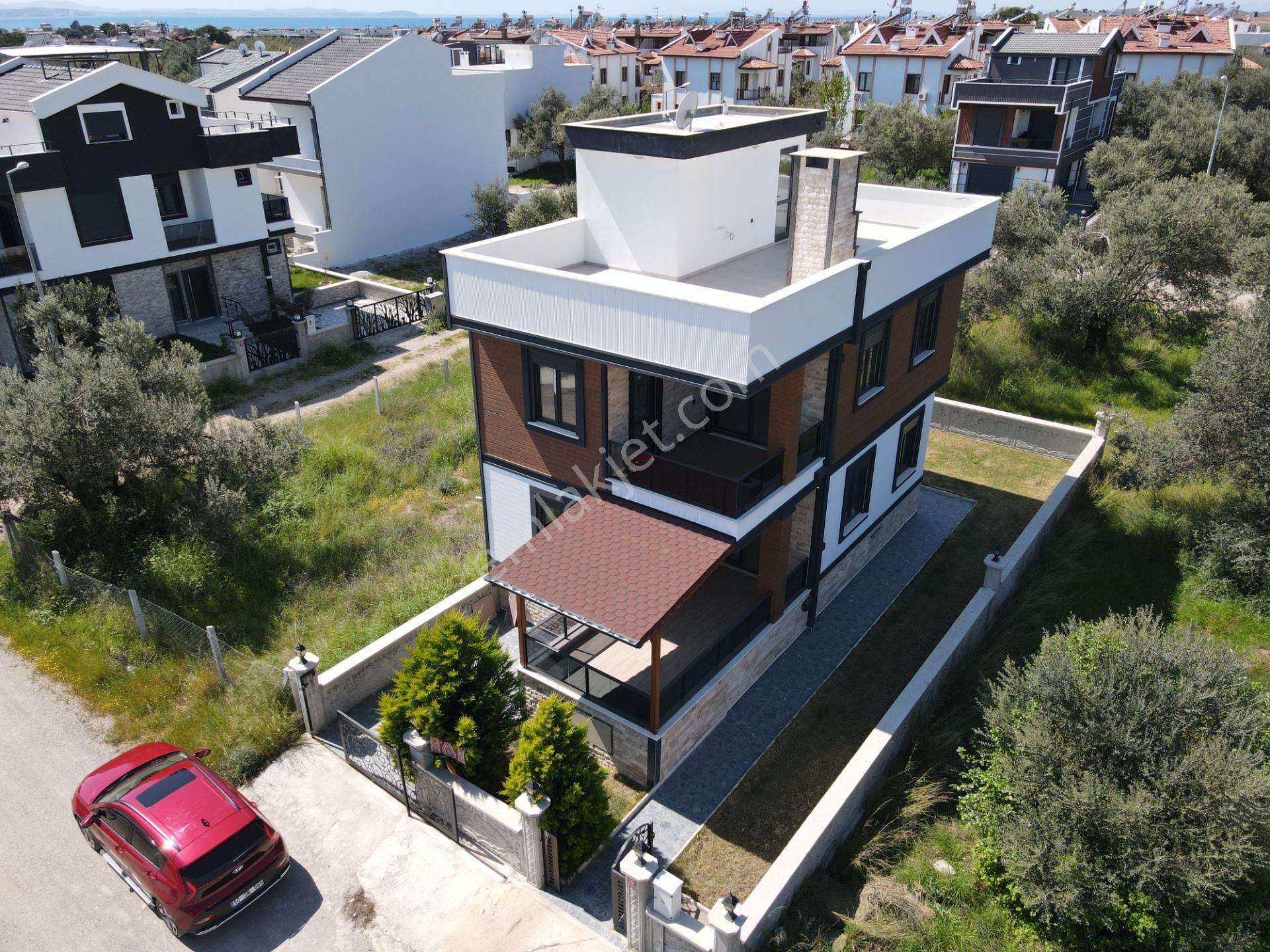 Edremit Güre Satılık Villa  IRMAKSUDAN GÜRE DE DOĞA MANZARALI TAM MÜSTAKİL SATILIK 3+1VİLLA