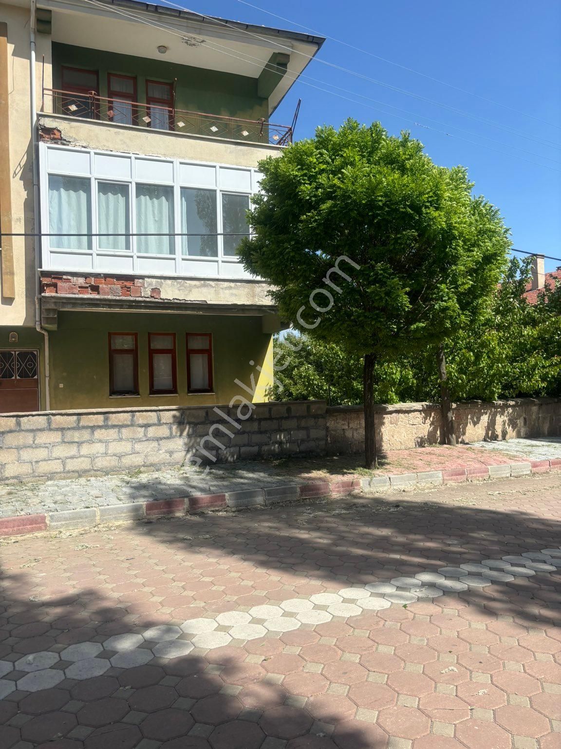 Sorgun Çiğdemli Bld. (Gülveren) Satılık Bina Çiğdemli Kasabasında 3 Katlı Bina Ve Bir Kat Müstakil Ev Tamamı Satılıktır