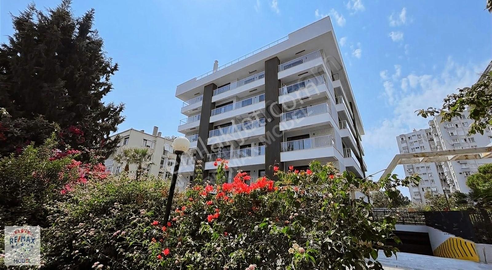 Karşıyaka Atakent Satılık Daire Atakent Emlakblokları Garden Suites te Bahçeli 1+1 Satılık Daire