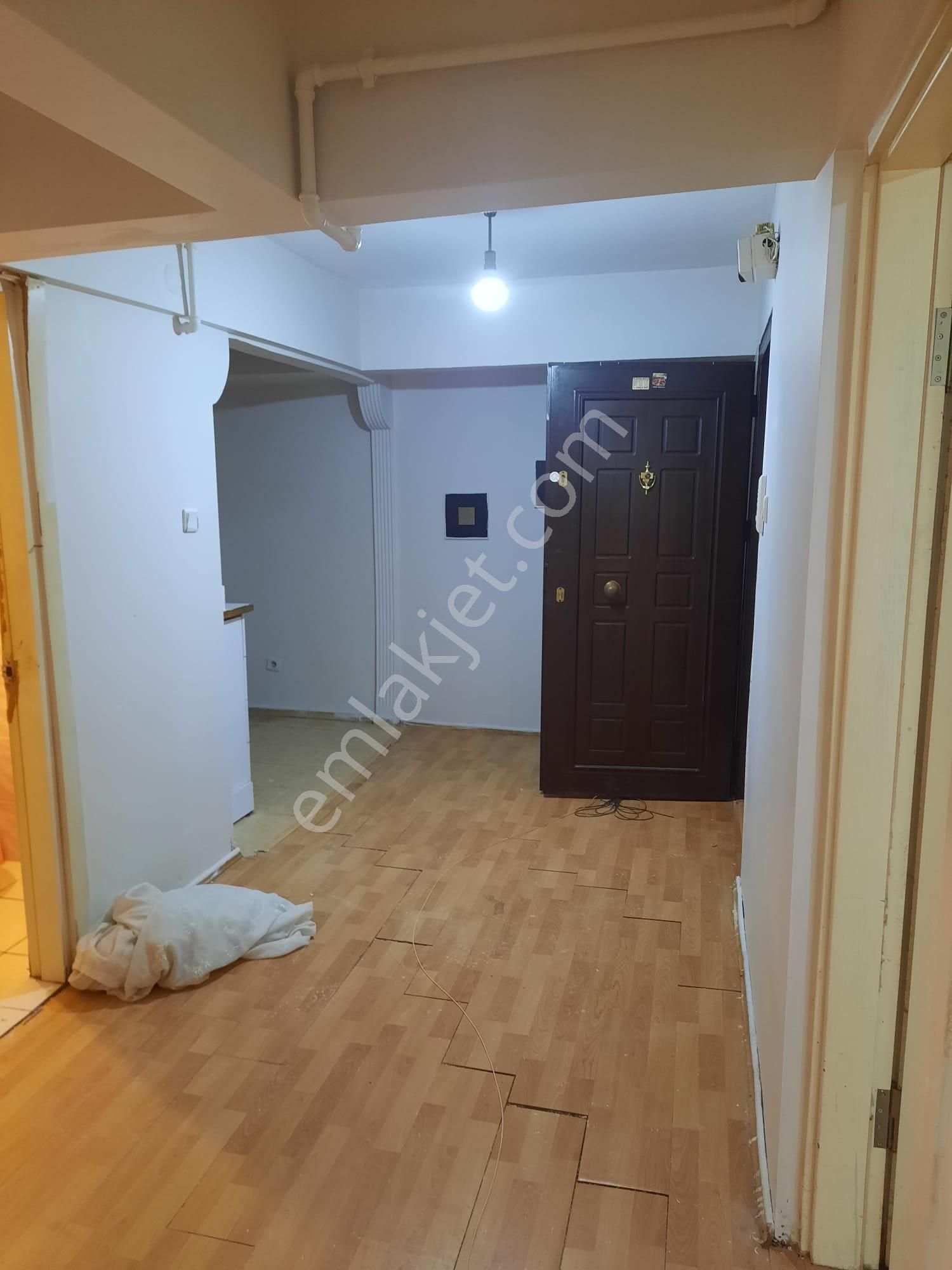 Üsküdar Sultantepe Kiralık Daire  ÜSKÜDAR MERKEZDE CADDE ÜSTÜ  GENİŞ 1+1 BODRUM KAT DOĞALGAZ SOBALI