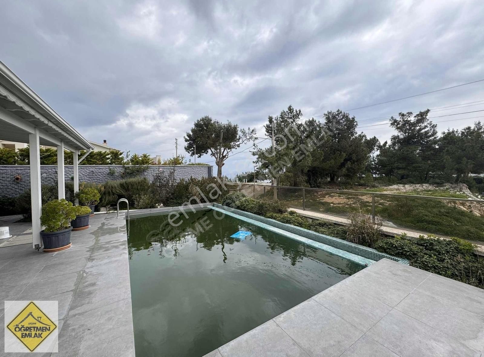Çeşme İsmet İnönü Satılık Villa Çeşme Merkezde Full Deniz Manzaralı Önü Yeşil Alan Havuzlu Villa