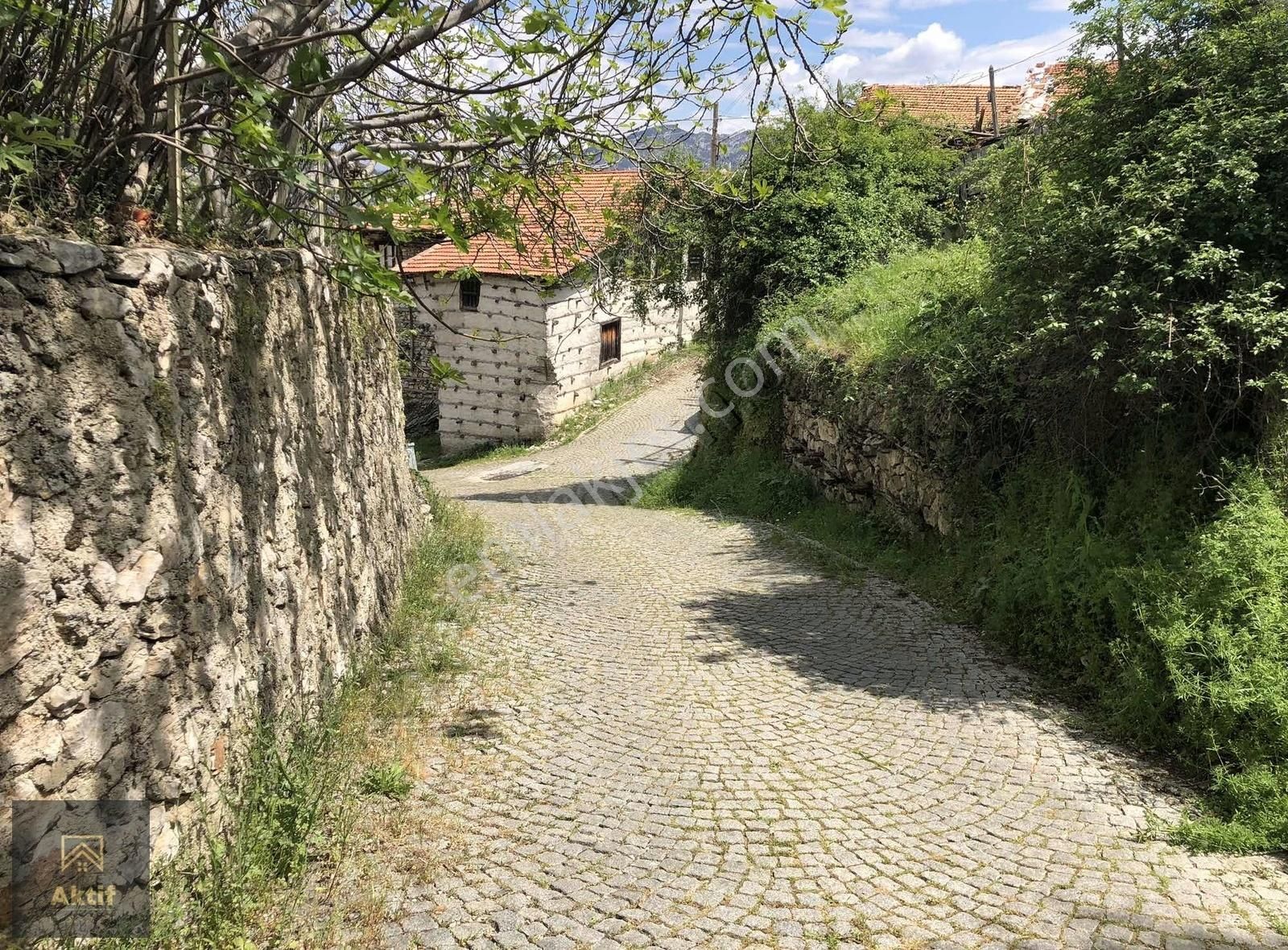 İbradı Ürünlü Satılık Tarla ÜRÜNLÜ DE KÖY İÇİ EV ARSASI