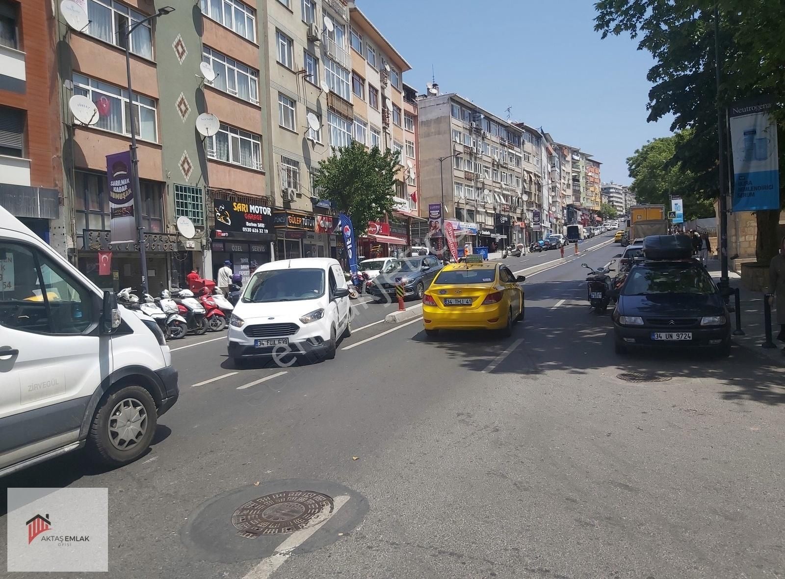 Üsküdar Selami Ali Satılık Daire AKTAŞ'TAN MERKEZE YAKIN İÇİ BOŞ BAKIMLI ARAKAT 2+1 KÖŞE DAİRE