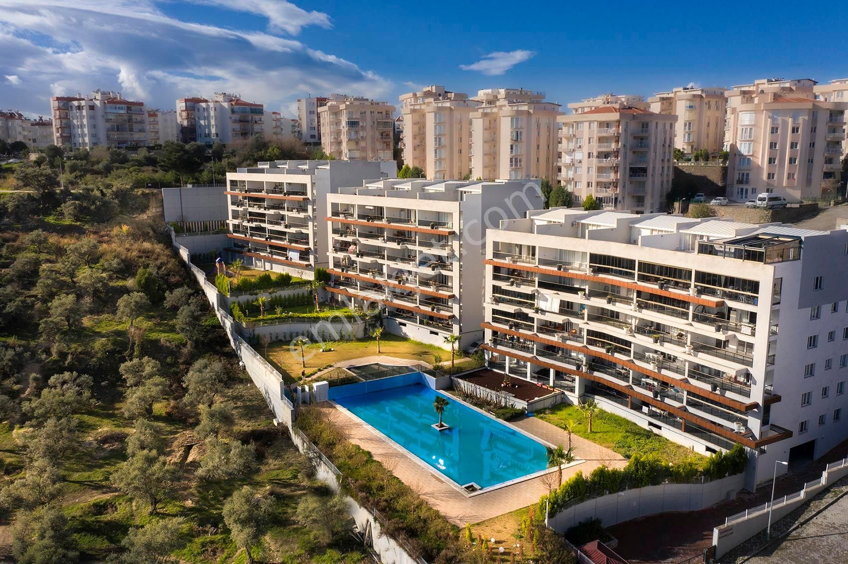 Kuşadası İkiçeşmelik Satılık Villa  KUŞADASI MERKEZDE SATILIK REZİDANS ARAKAT 3+1 GENİŞ DAİRE