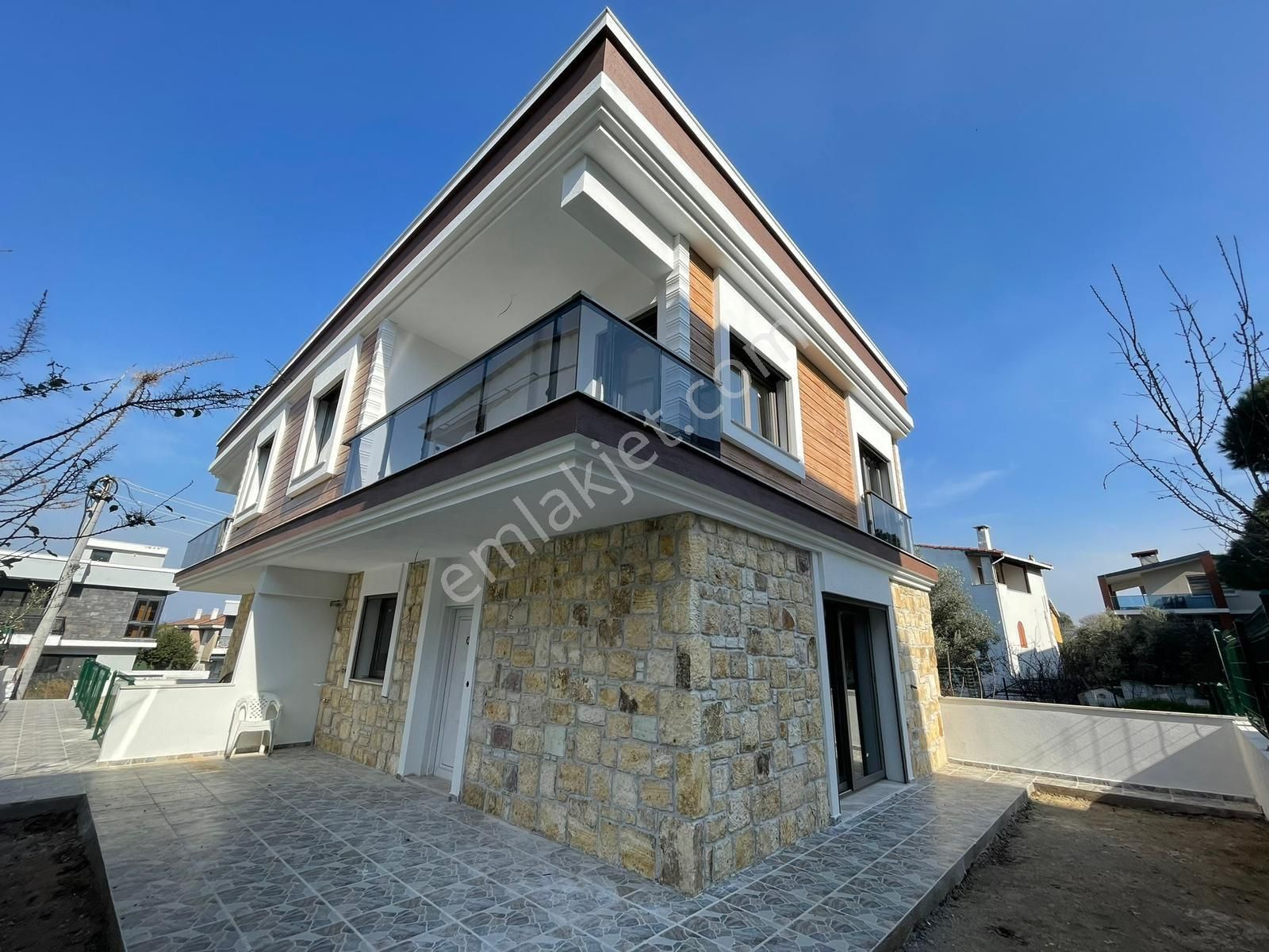 Foça Fatih Satılık Villa İzmir Yeni Foça'da 120 metrekare 3+1 teraslı full deniz manzaralı lüks villa denize 50 metre