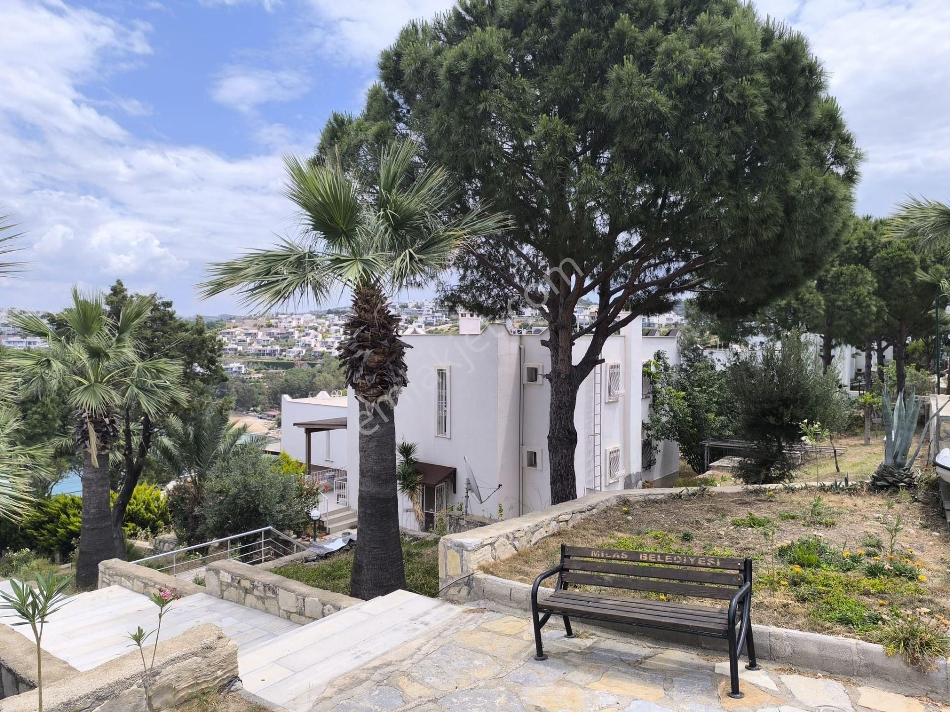 Milas Boğaziçi Satılık Villa  Adabükü'nde Feza Sitesinde Köşe Başı Geniş Bahçeli Villa