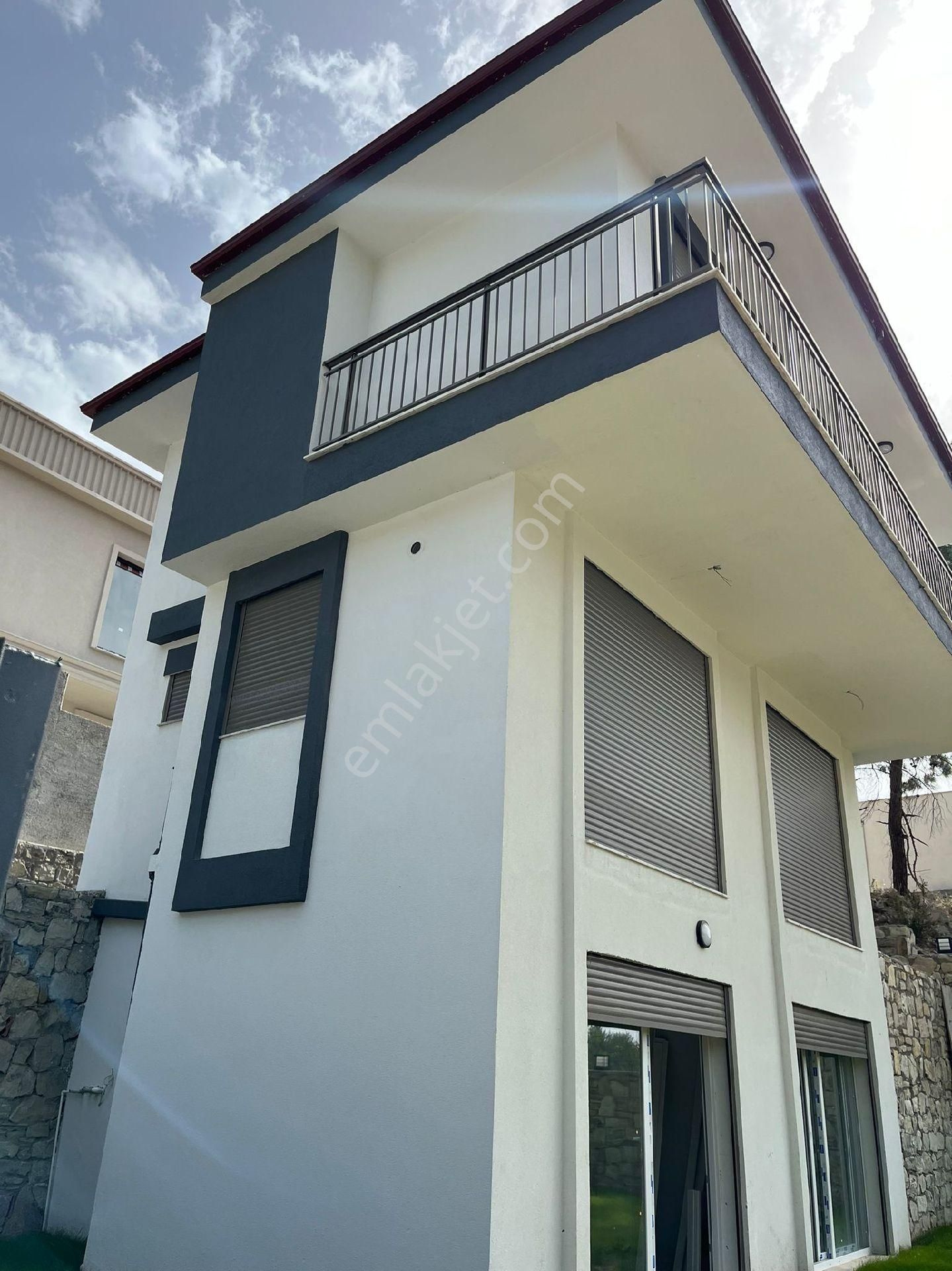 Kuşadası Soğucak Satılık Villa MÜSTAKİL BAHÇELİ 4+1 SATILIK TRİPLEKS