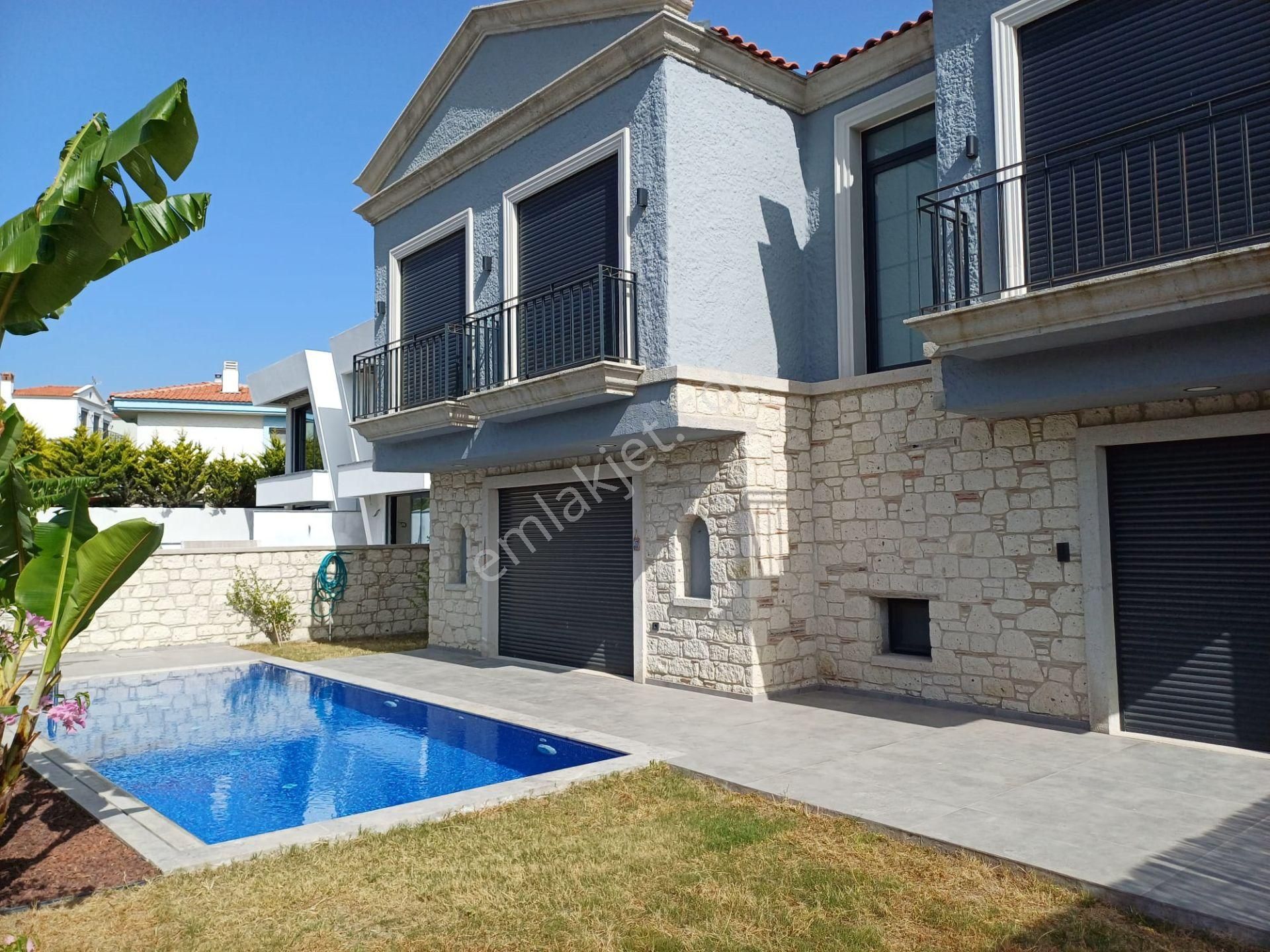 Çeşme Şifne Satılık Villa  Çeşme Şifne havuzlu tek müstakil asansörlü yeni villa