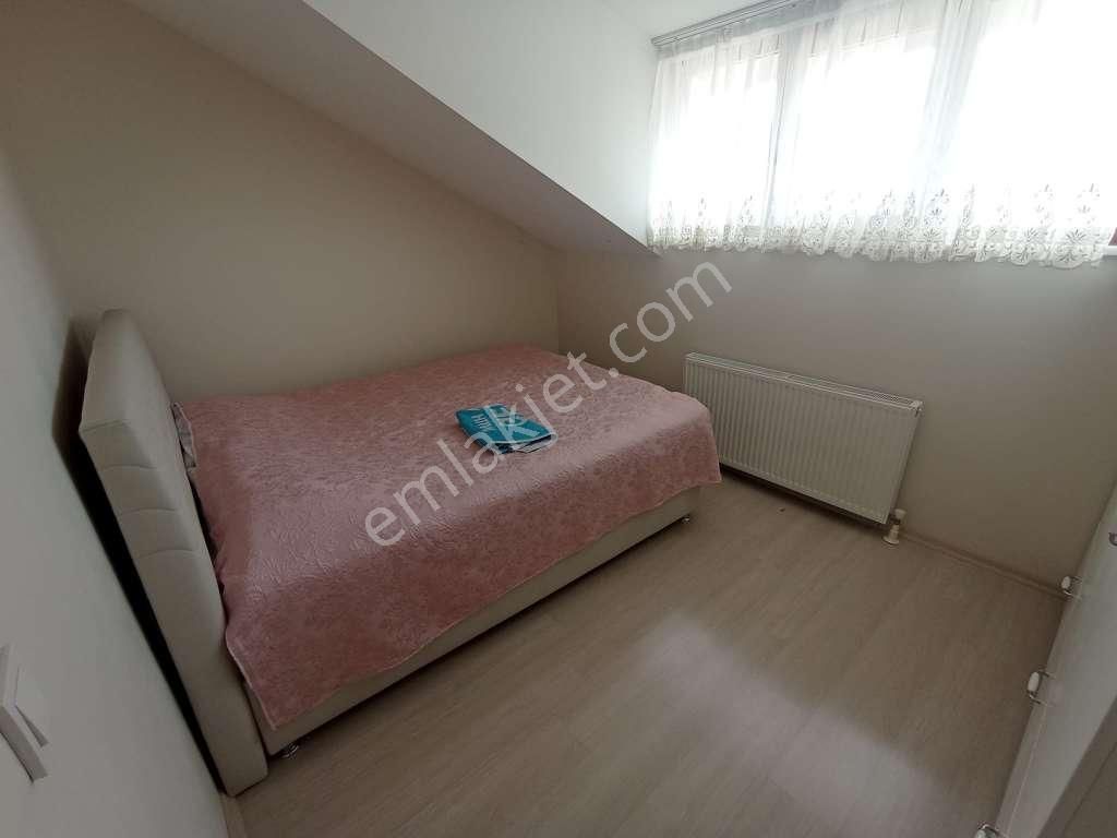 Maltepe Altıntepe Kiralık Daire  Altıntepede Süper Konumda Teraslı Çatı Katı 1+1 Daire