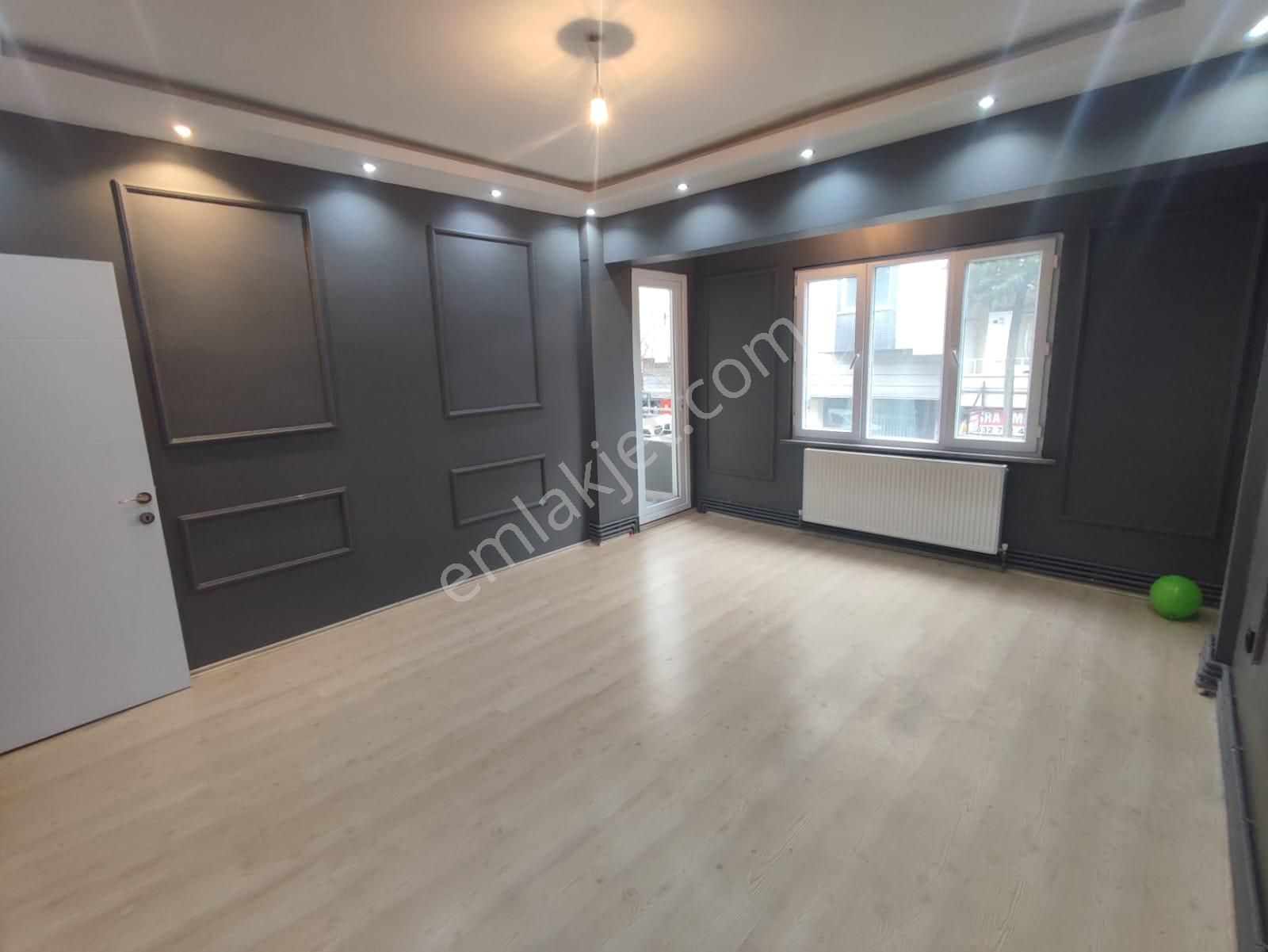 Küçükçekmece Kemalpaşa Satılık Daire  LOFT'tan SATILIK ANA CADDE ÜSTÜ 1.KAT DİŞÇİ,AV,MUHASEBE VS  İÇİN UYUN DAİRE 70 M2.