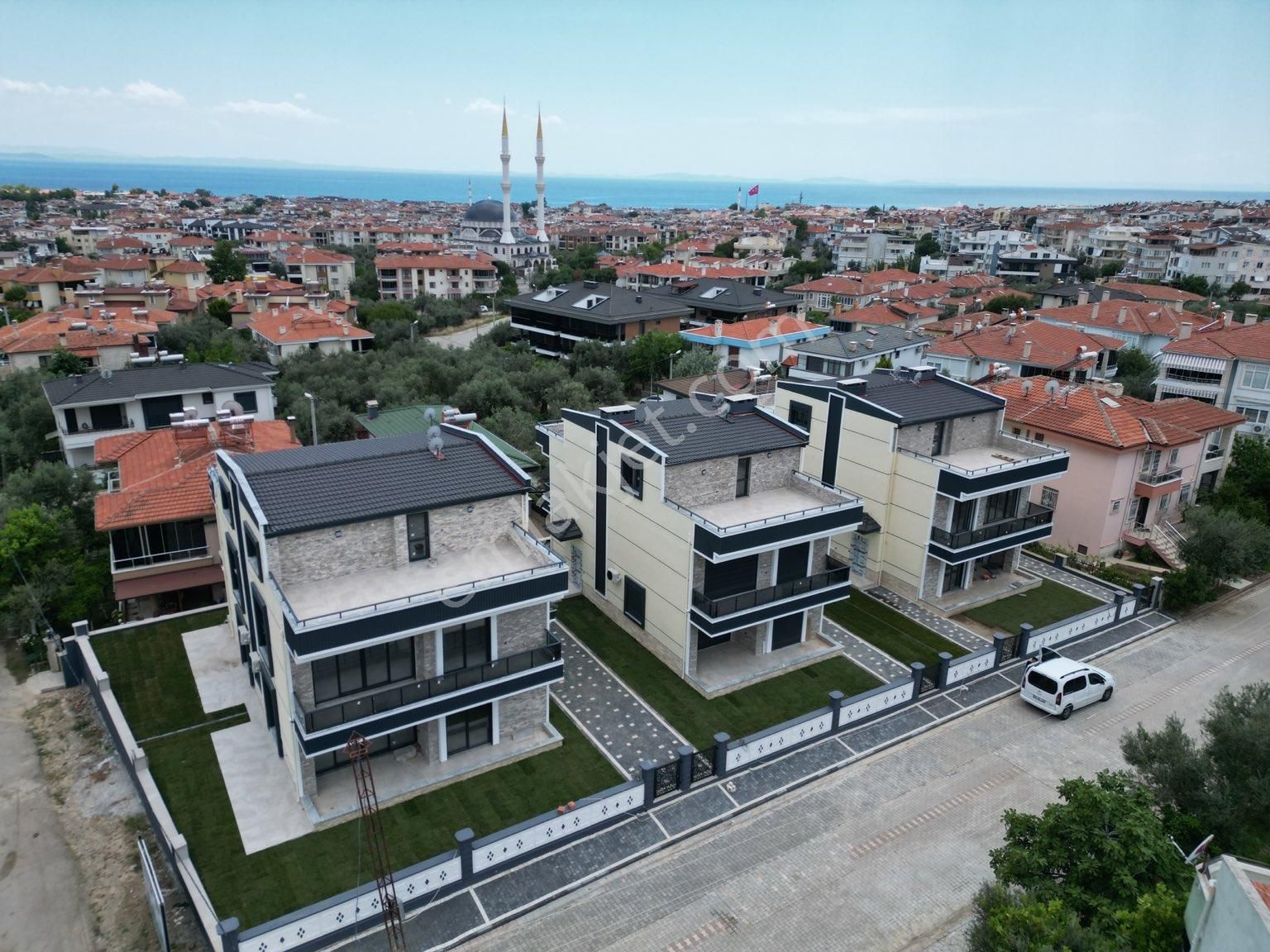 Edremit Altınoluk Satılık Villa  KÖŞK EMLAK'TAN ALTINOLUK MERKEZİ KONUMDA 3+1 ULTRA LÜX DENİZ MANZARALI VİLLALAR