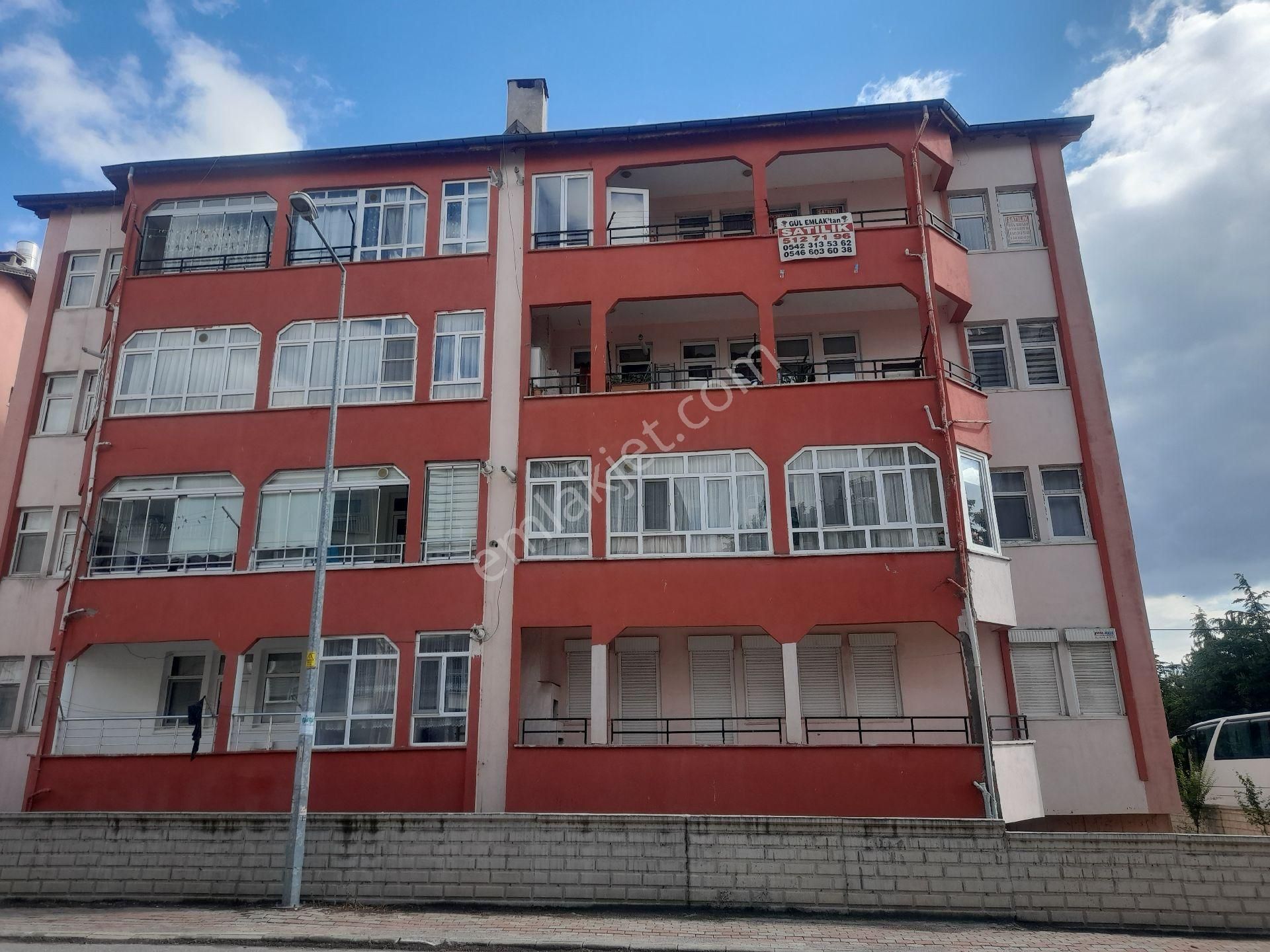 Beyşehir Yeni Satılık Daire Gül emlaktan yeni mah 3 +1kalereförlü asansörlü göl manzaralı 3 kat daire