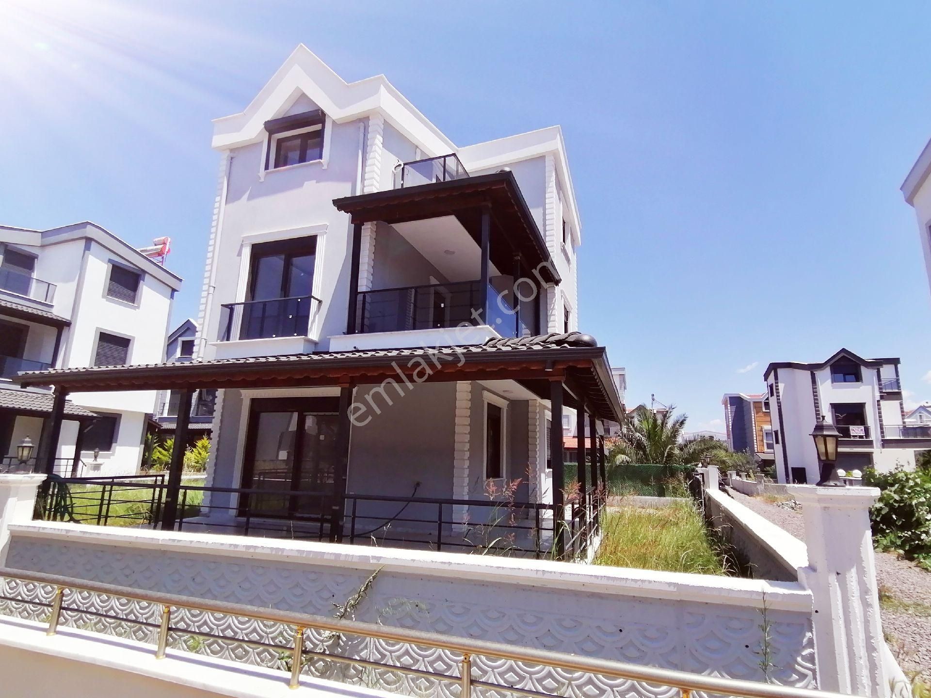 Ayvalık Altınova Satılık Villa MARİNADAN GENİŞ BAHÇELİ VİLLALAR (DENİZ MANZARALI) 