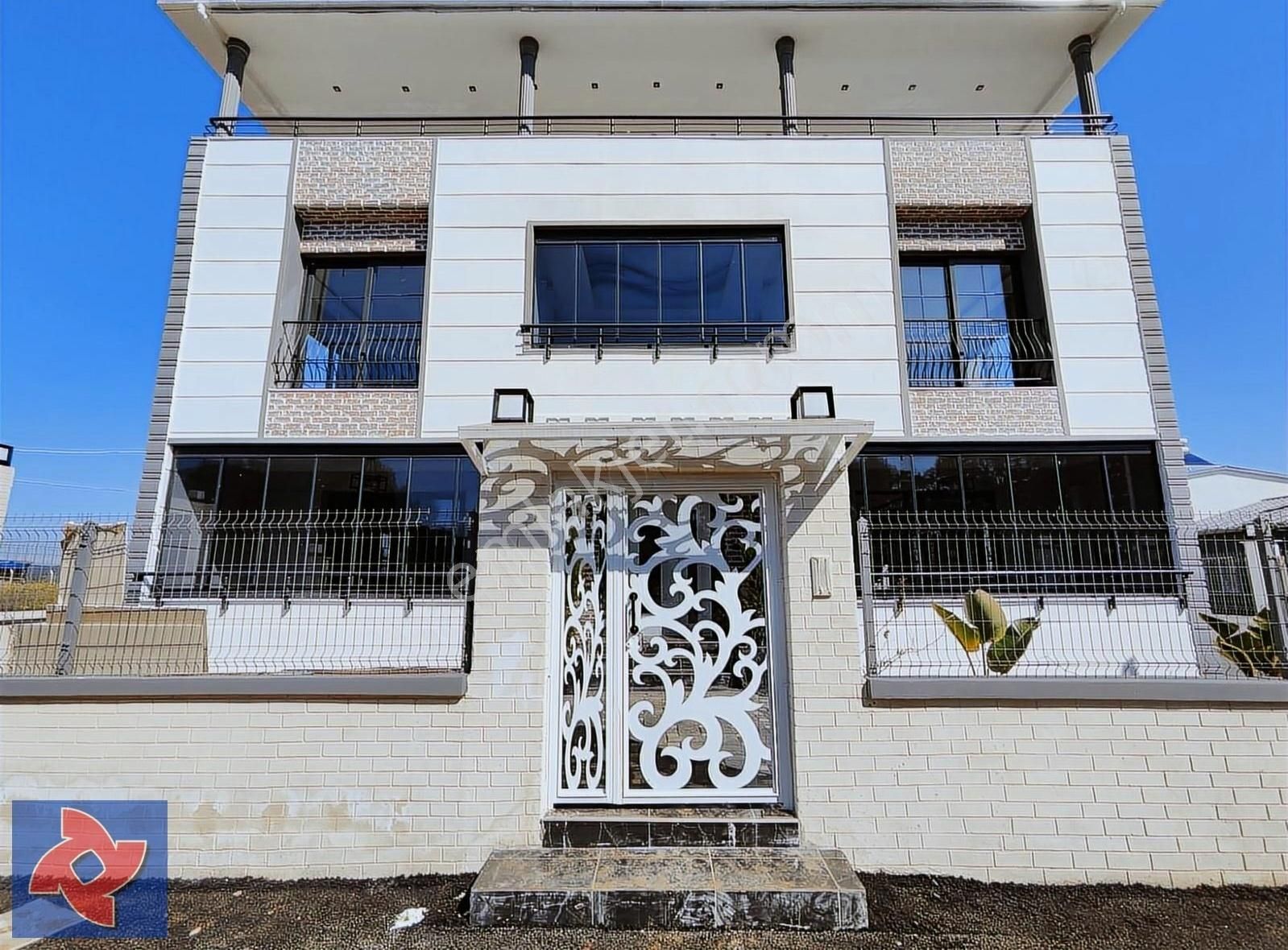 Sarıçam Bayram Hacılı Satılık Villa BAYRAMHACILI' da ÖNÜ AÇIK GÖL MANZARALI TRİPLEKS VİLLA !!!!