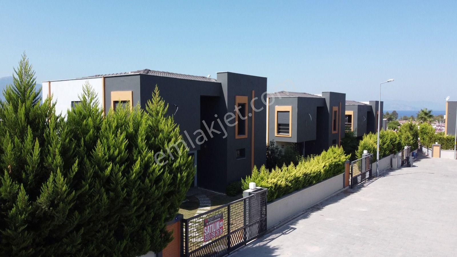 Kuşadası Soğucak Satılık Villa  Müstakil Bahçeli Ayrı Mutfak Havuzlu Sitede 3+1 Müstakil Villa